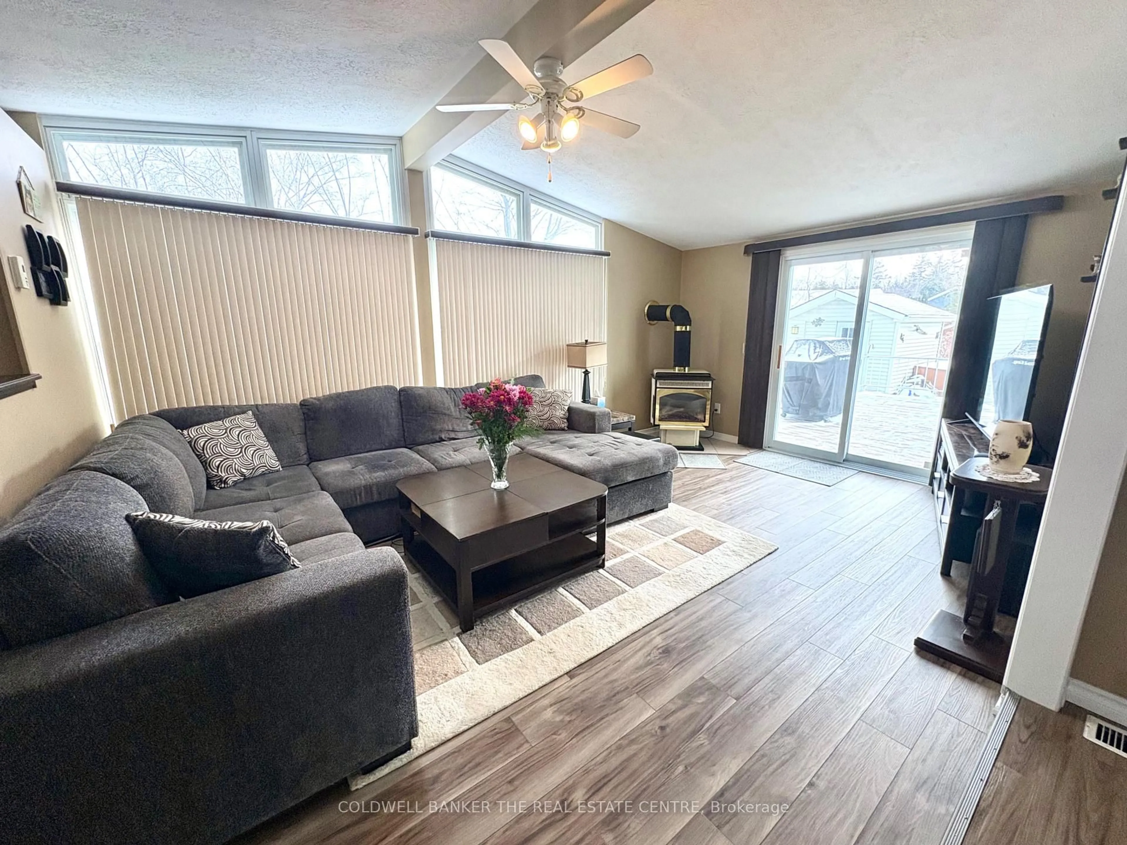 Living room with furniture, wood/laminate floor for 70 Topaz St, Wasaga Beach Ontario L9Z 1X7