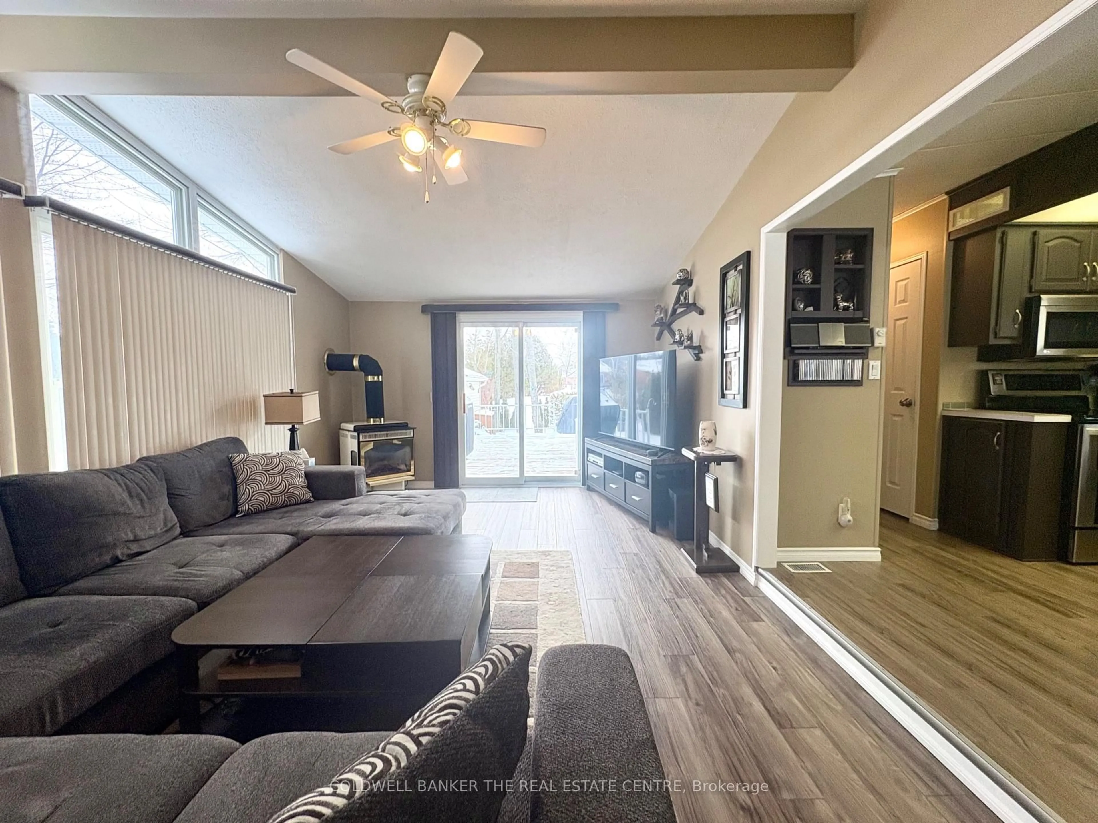 Living room with furniture, wood/laminate floor for 70 Topaz St, Wasaga Beach Ontario L9Z 1X7