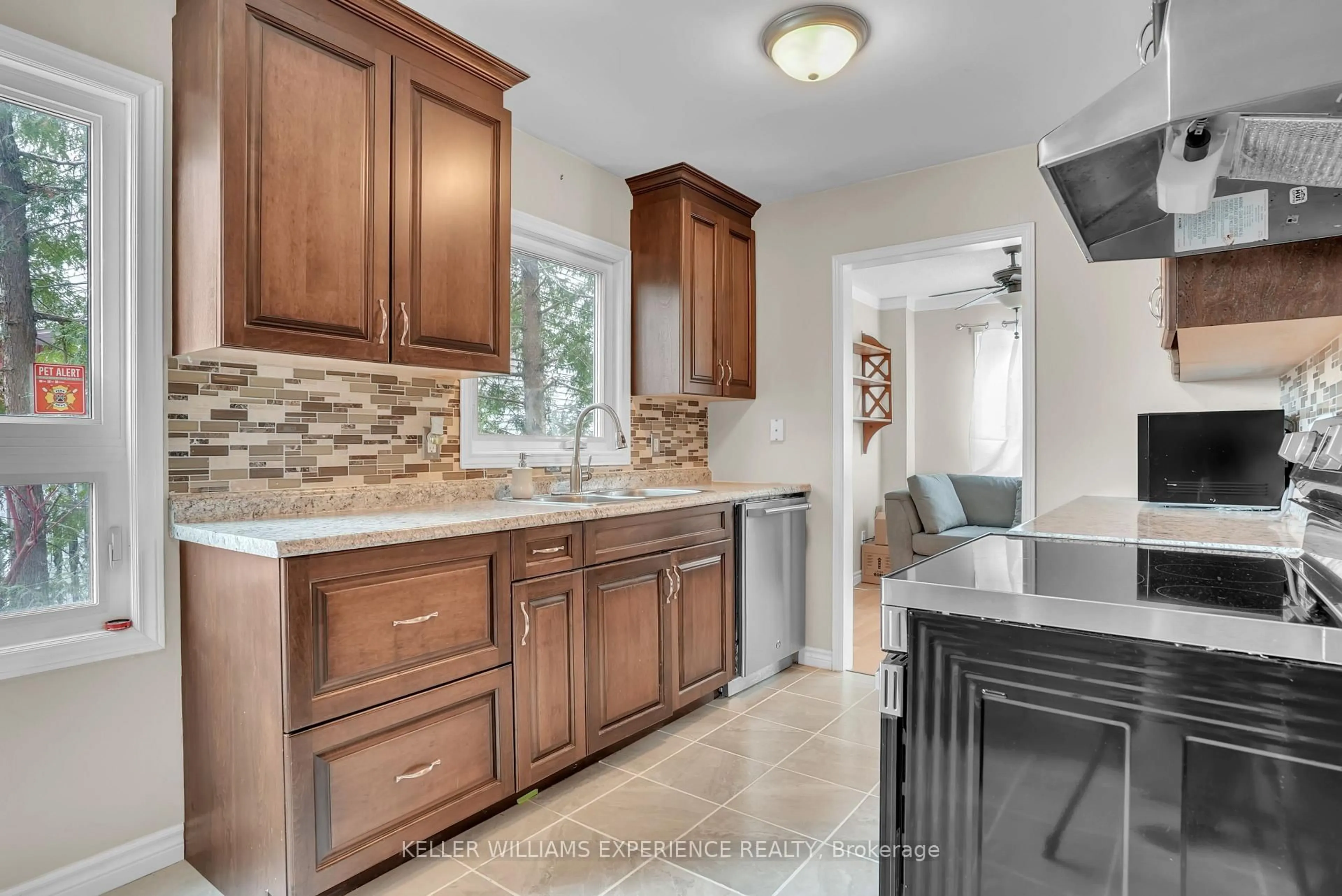 Open concept kitchen, ceramic/tile floor for 24 Lindsay Crt, Barrie Ontario L4M 6G5