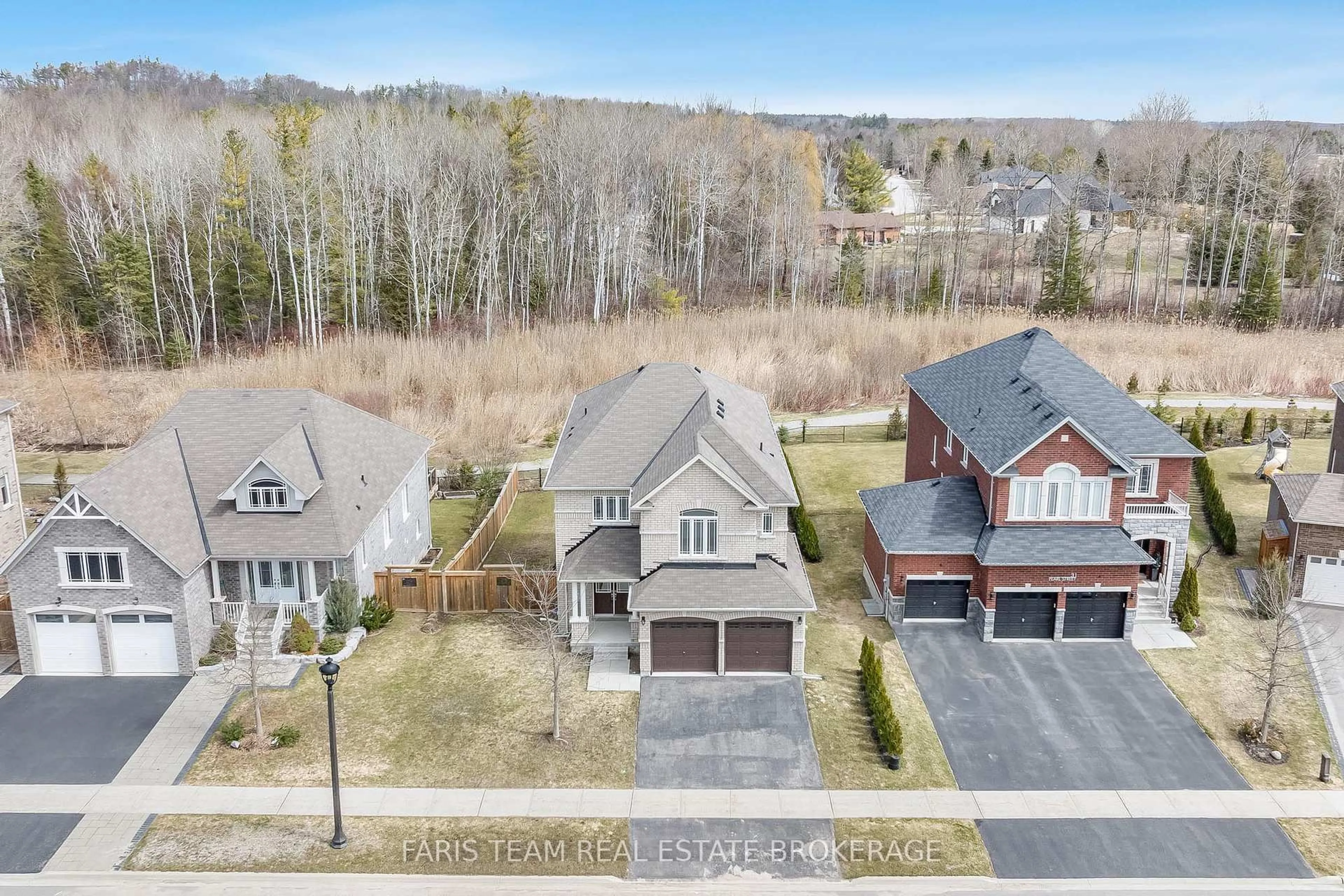 A pic from outside/outdoor area/front of a property/back of a property/a pic from drone, street for 33 Pearl St, Wasaga Beach Ontario L9Z 0G9