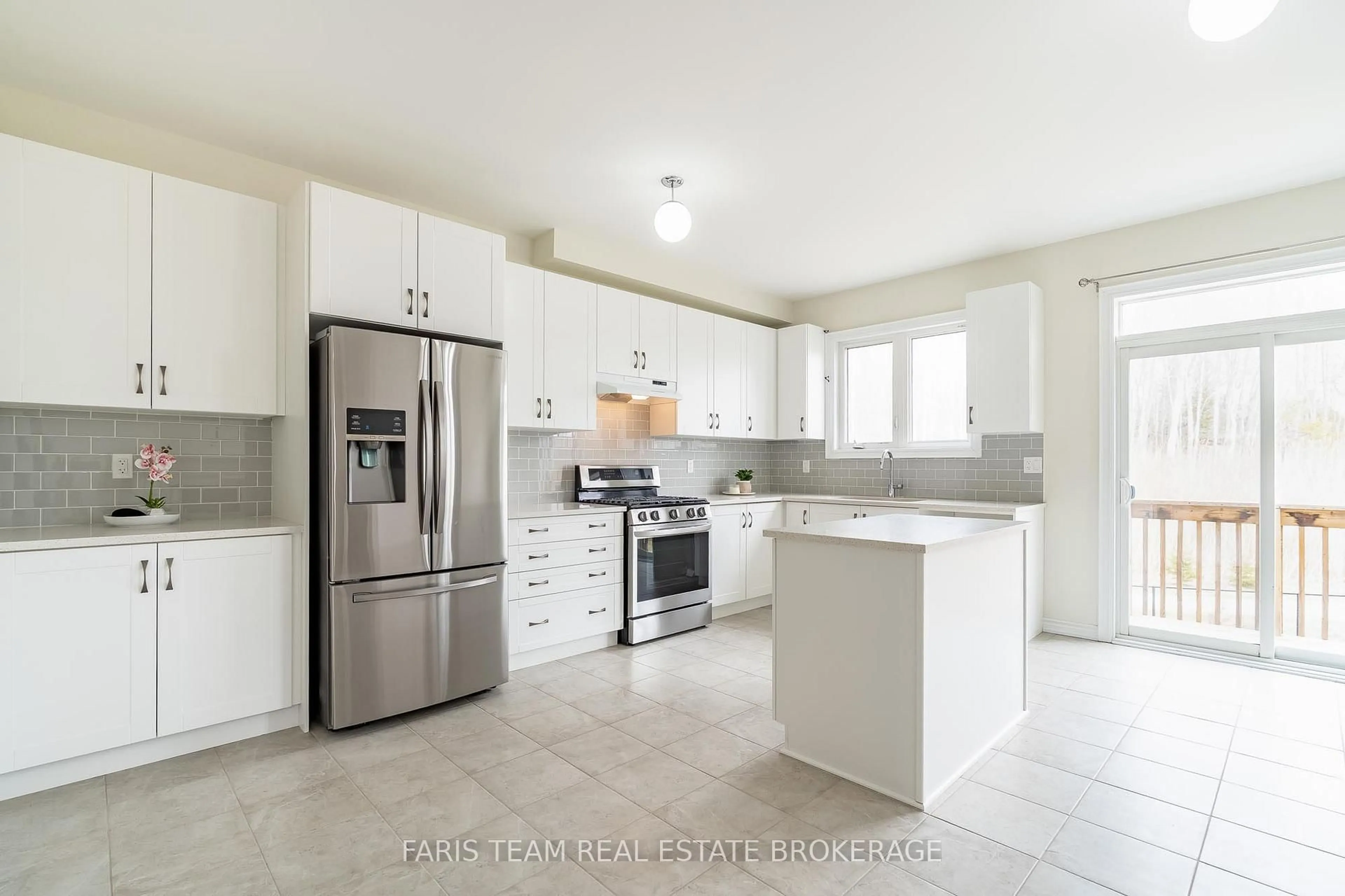 Open concept kitchen, ceramic/tile floor for 33 Pearl St, Wasaga Beach Ontario L9Z 0G9