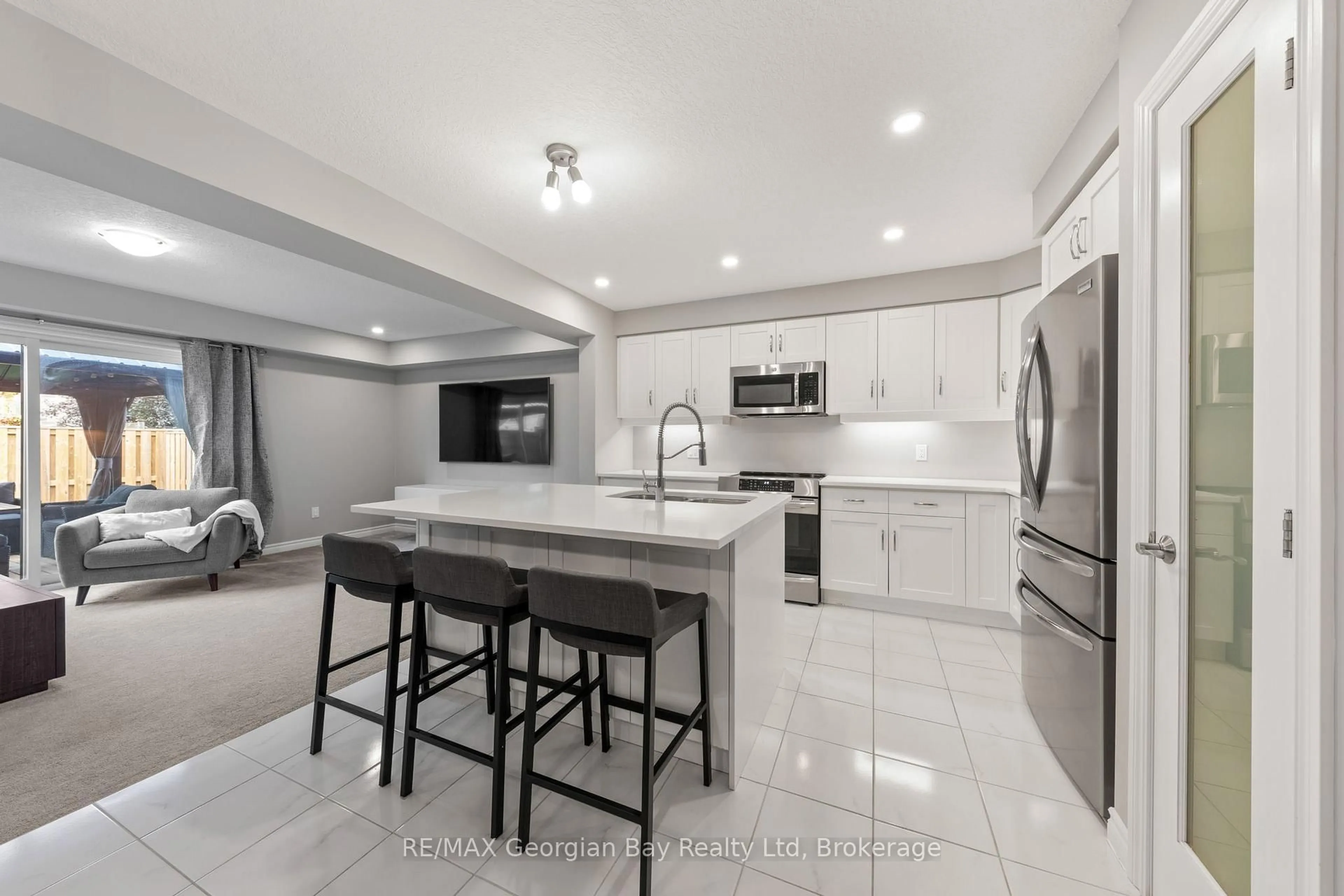 Open concept kitchen, ceramic/tile floor for 964 WRIGHT Dr, Midland Ontario L4R 0E3