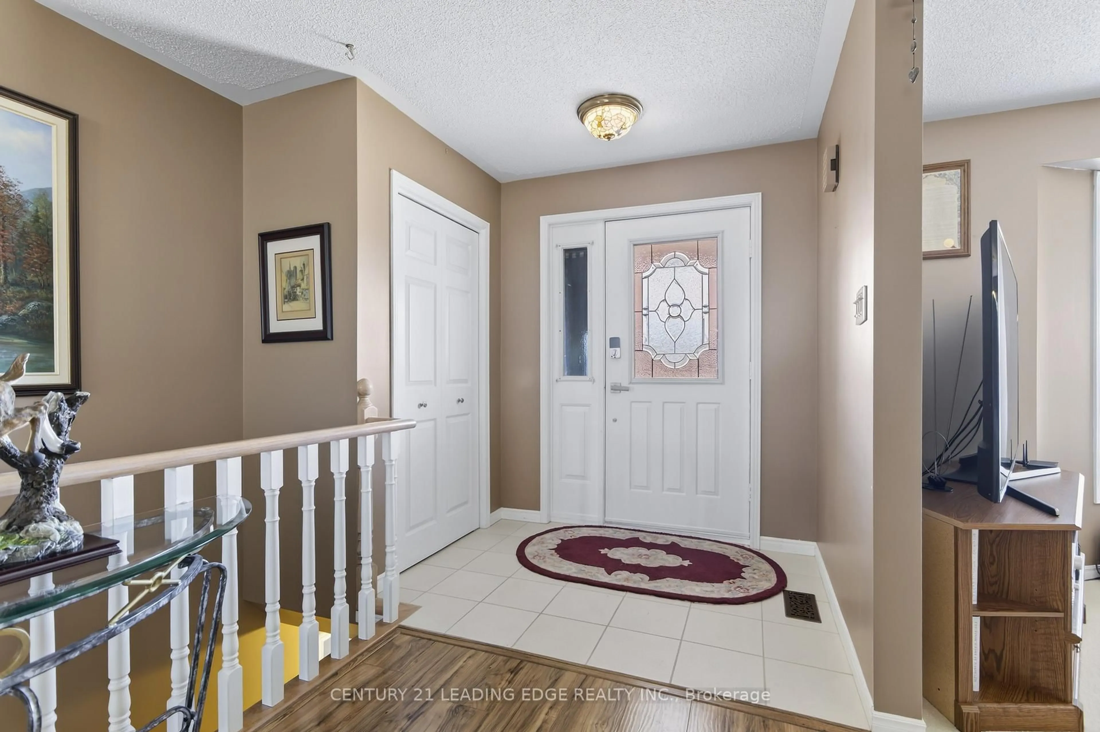 Indoor entryway for 17 Sandlewood Tr, Ramara Ontario L0K 1B0