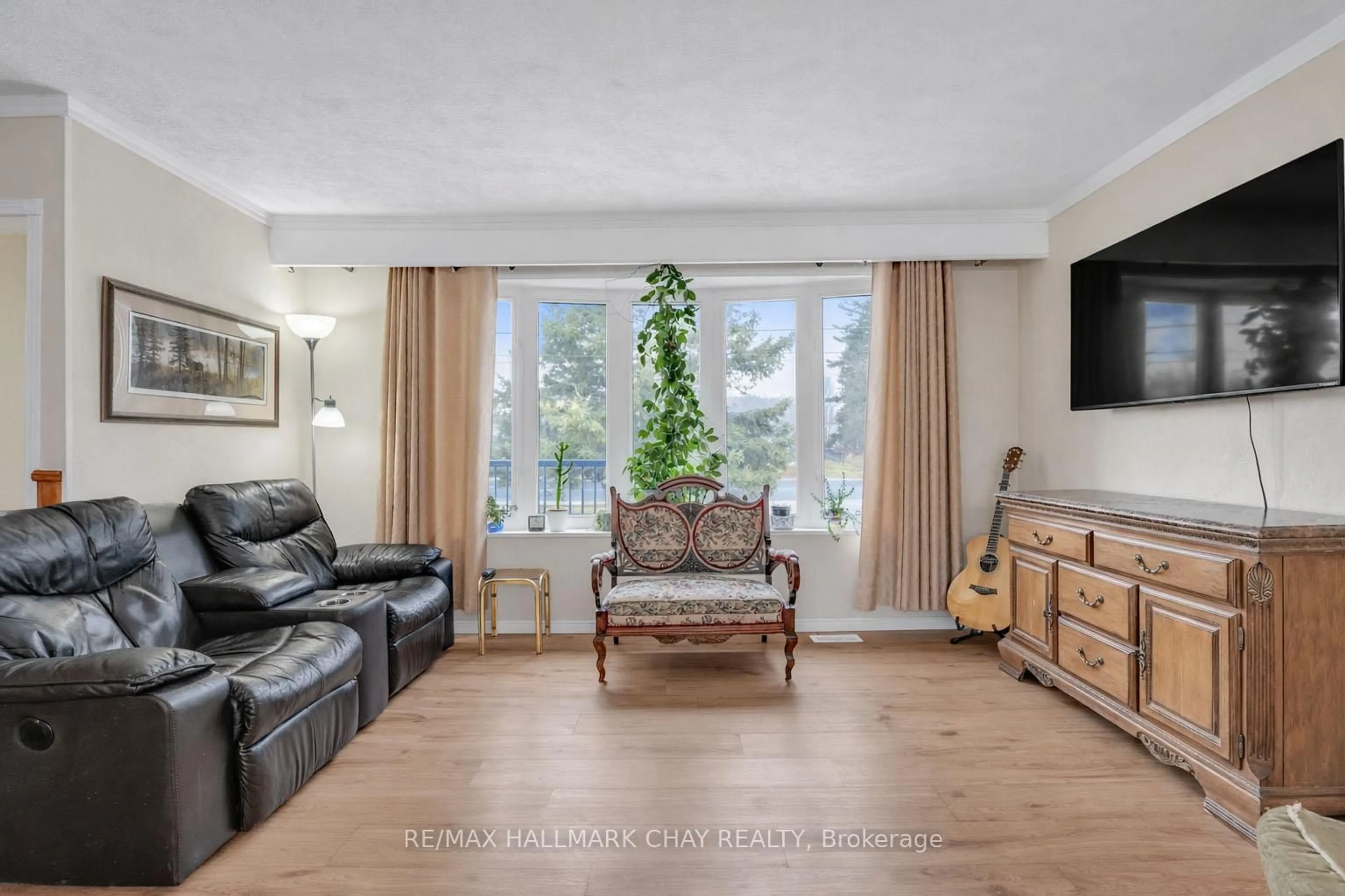 Living room with furniture, unknown for 8315 93 Highway, Tiny Ontario L0K 2E0