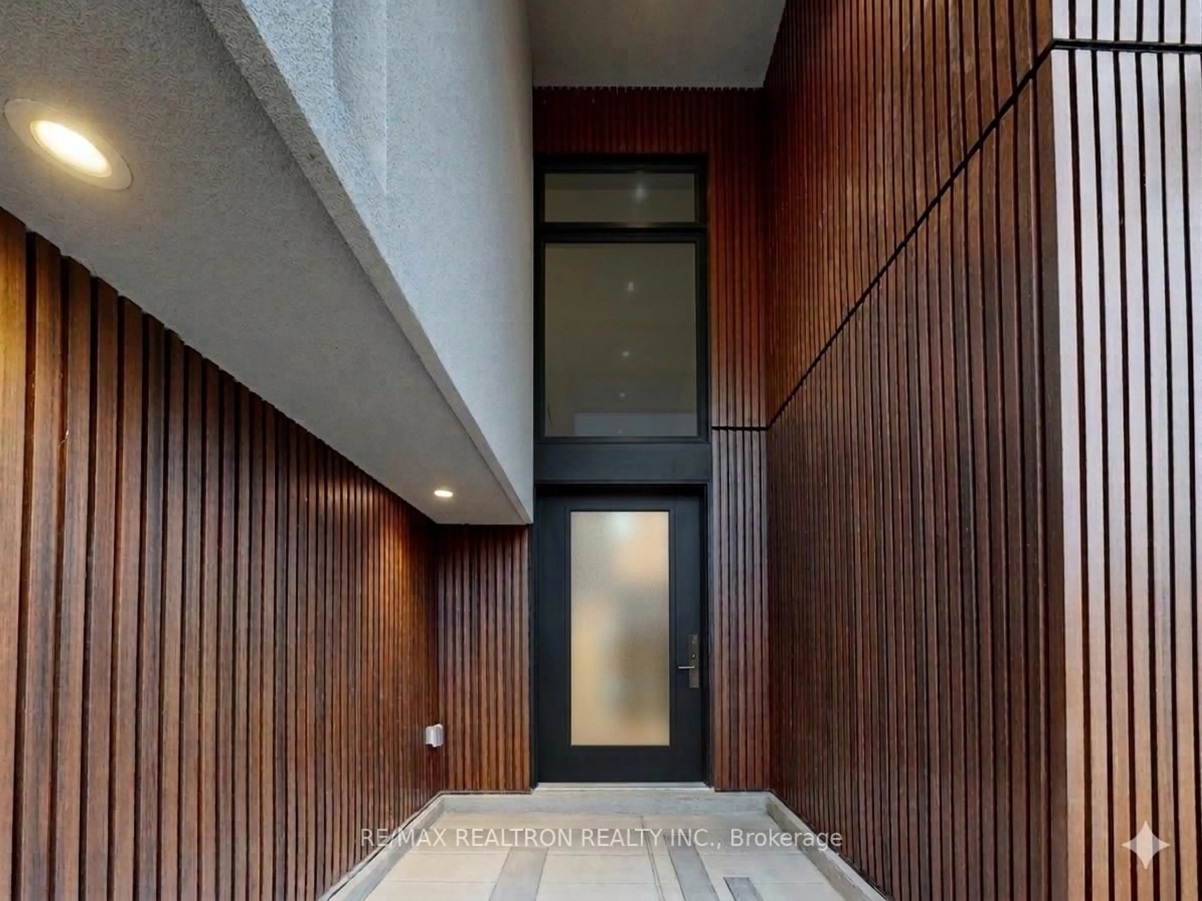 Indoor foyer for 3714 Lakepoint Dr, Severn Ontario L3V 8M9