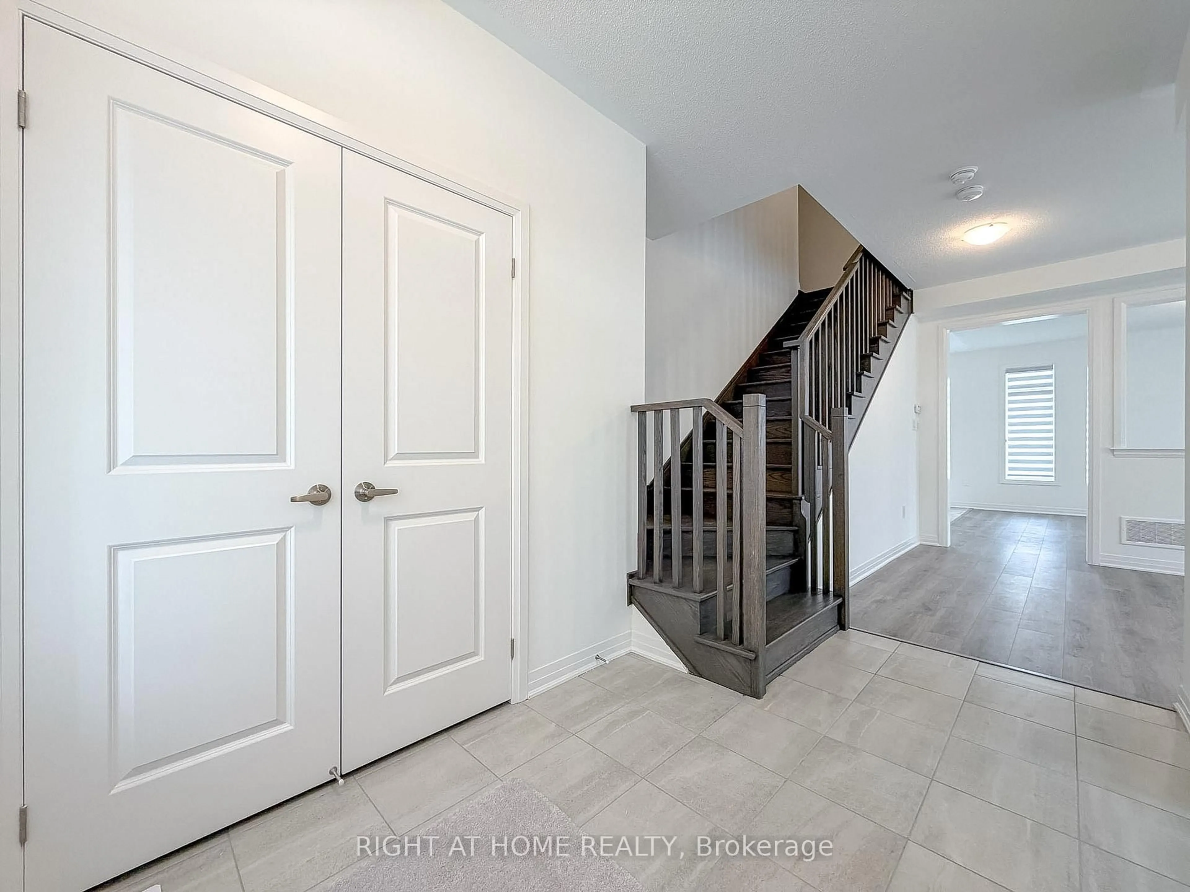 Indoor entryway for 2 Sagewood Ave, Barrie Ontario L9J 0L1