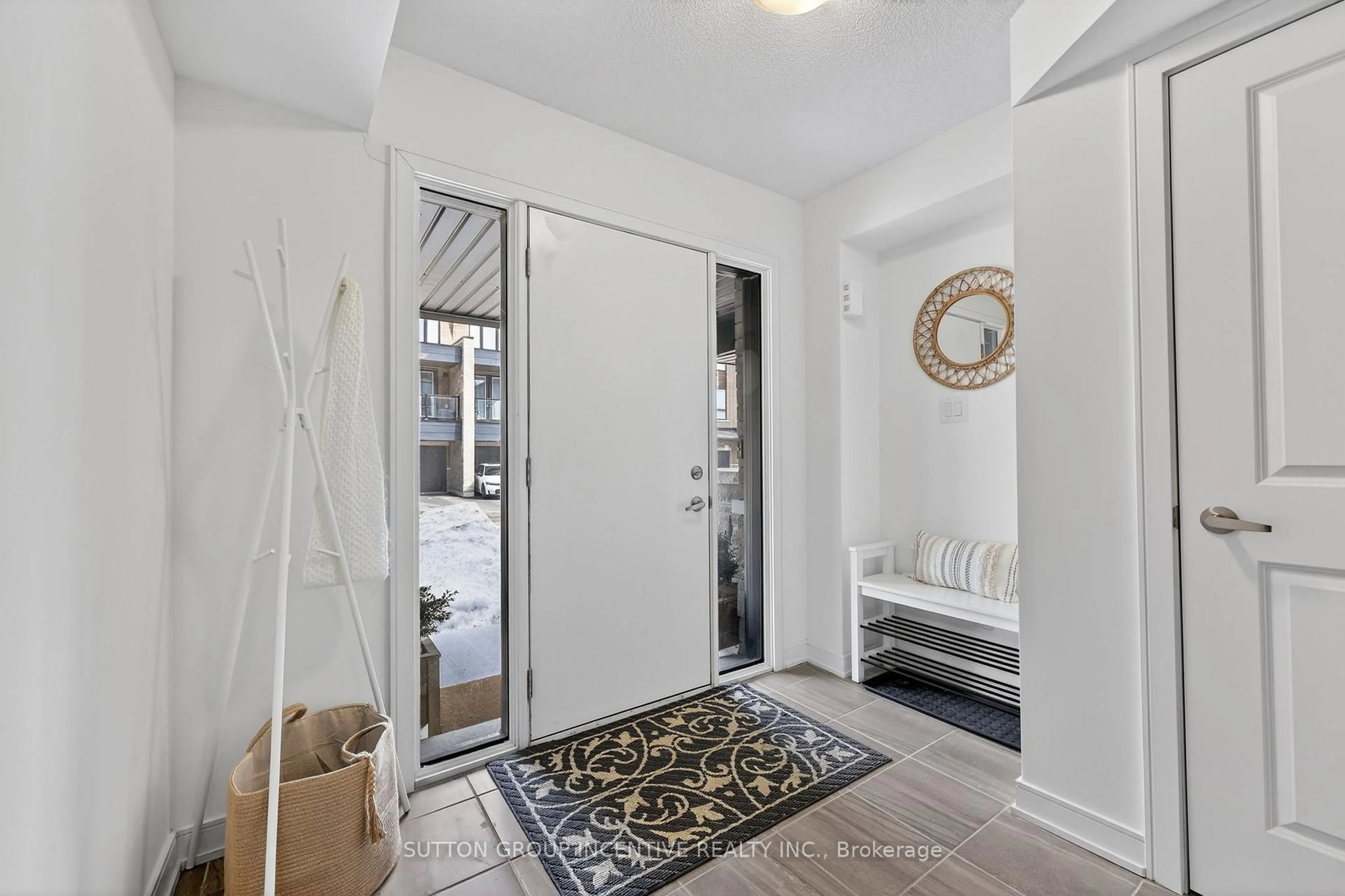 Indoor entryway for 46 Spry Lane, Barrie Ontario L9J 0N6