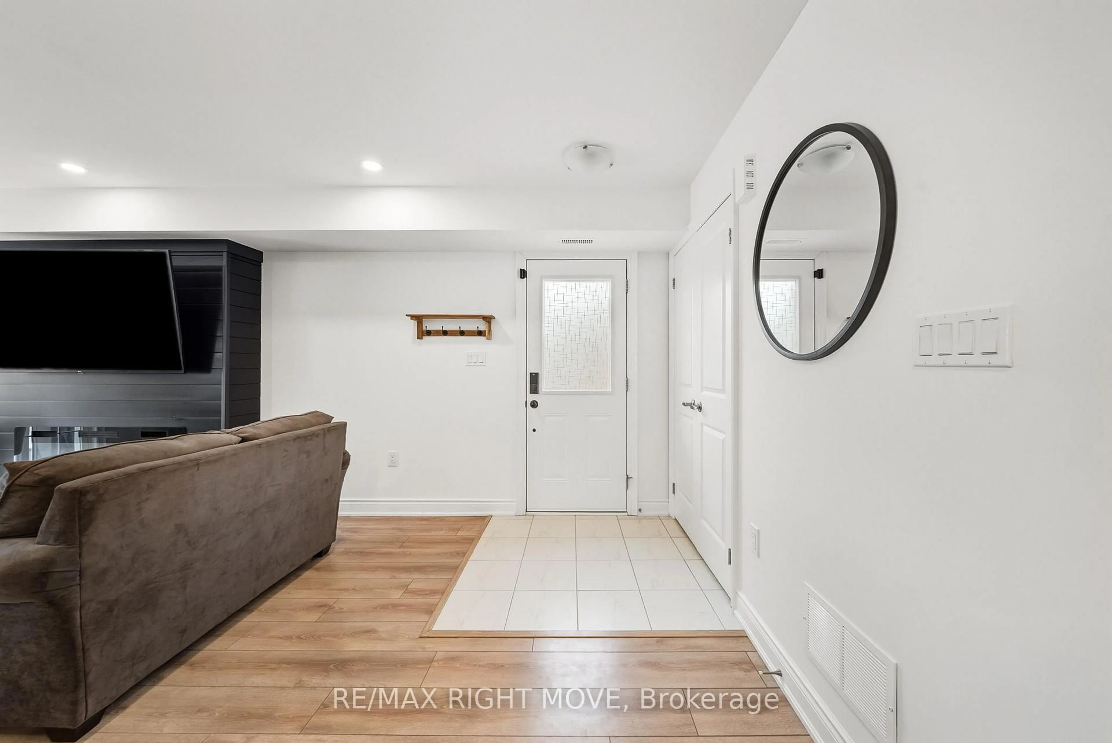 Indoor entryway for 41 Pumpkin Corner Cres #Unit 2, Barrie Ontario L9J 0T7