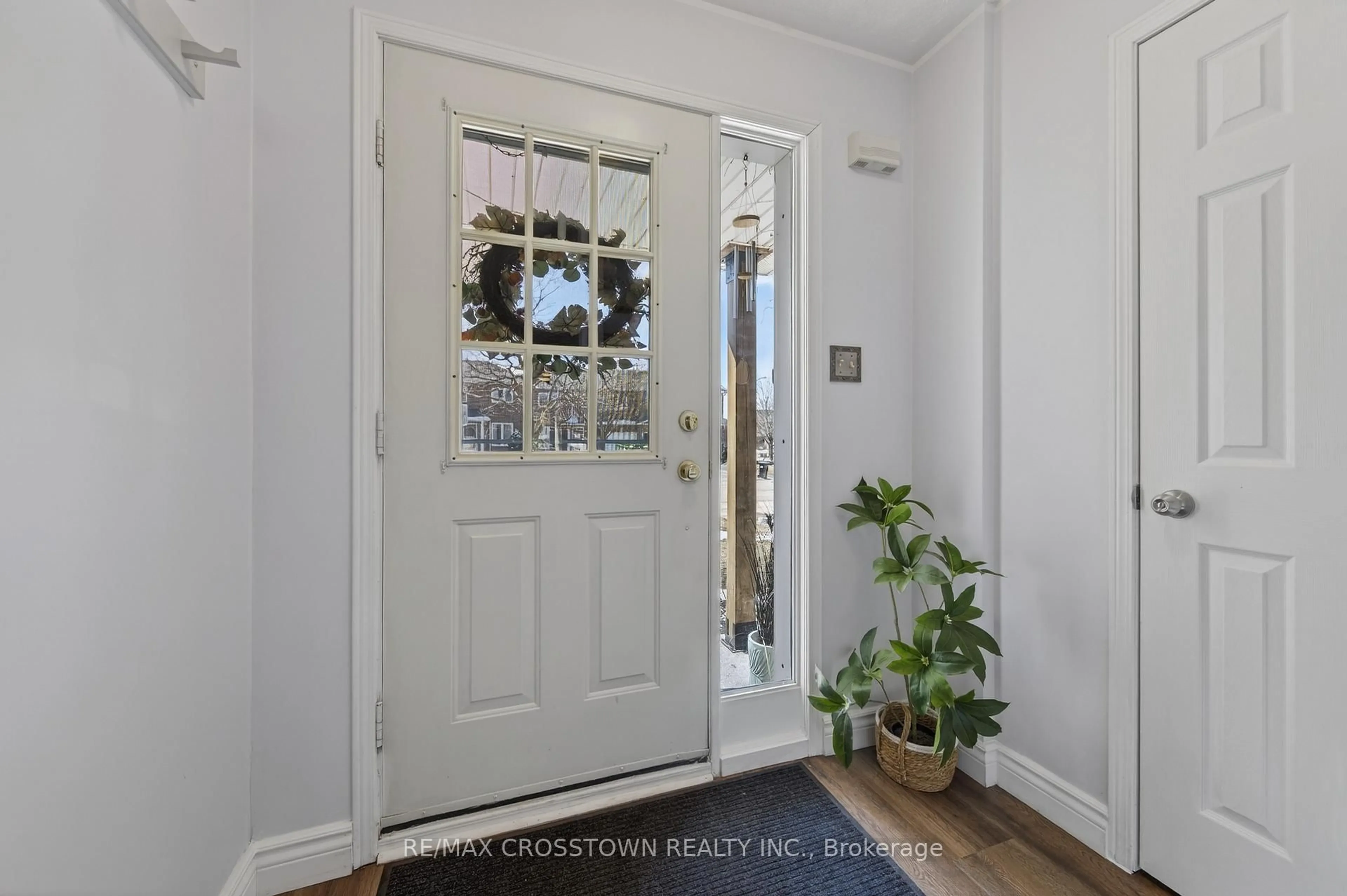 Indoor entryway for 47 Lyfytt Cres, Barrie Ontario L4N 7X5