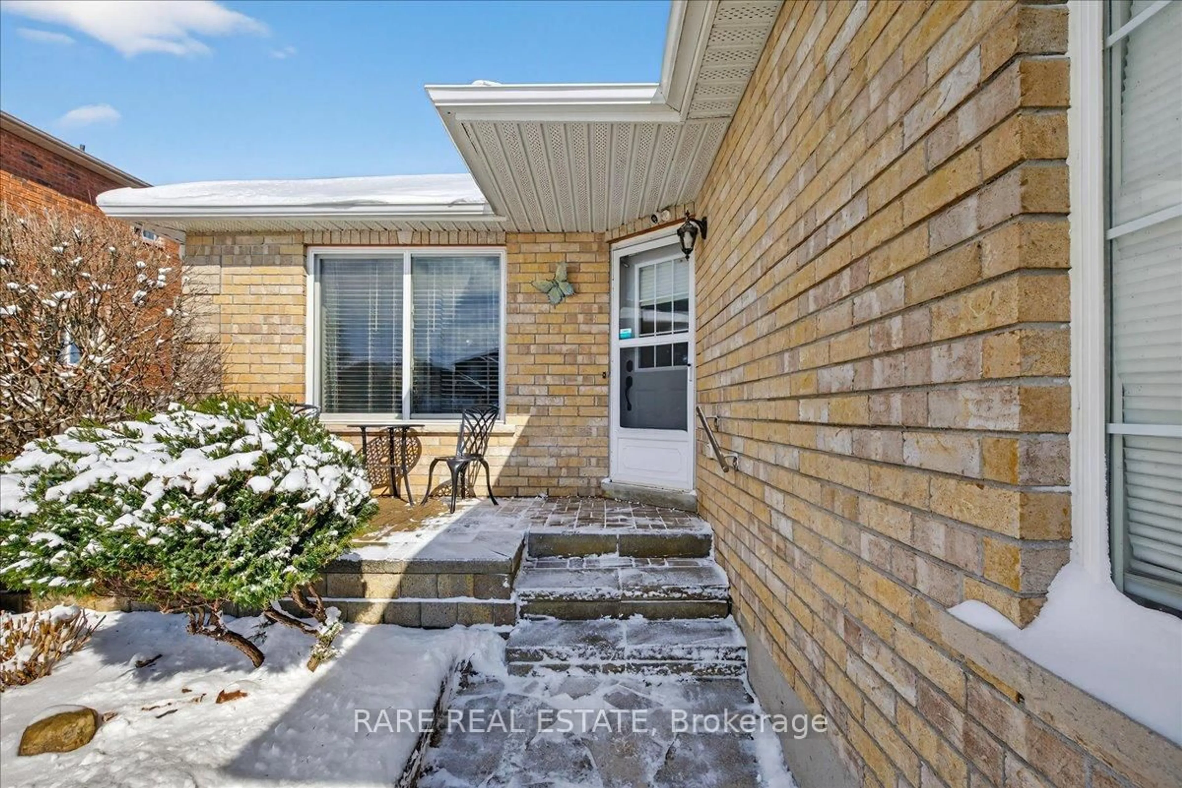 Unknown for 220 Livingstone St, Barrie Ontario L4M 6M5