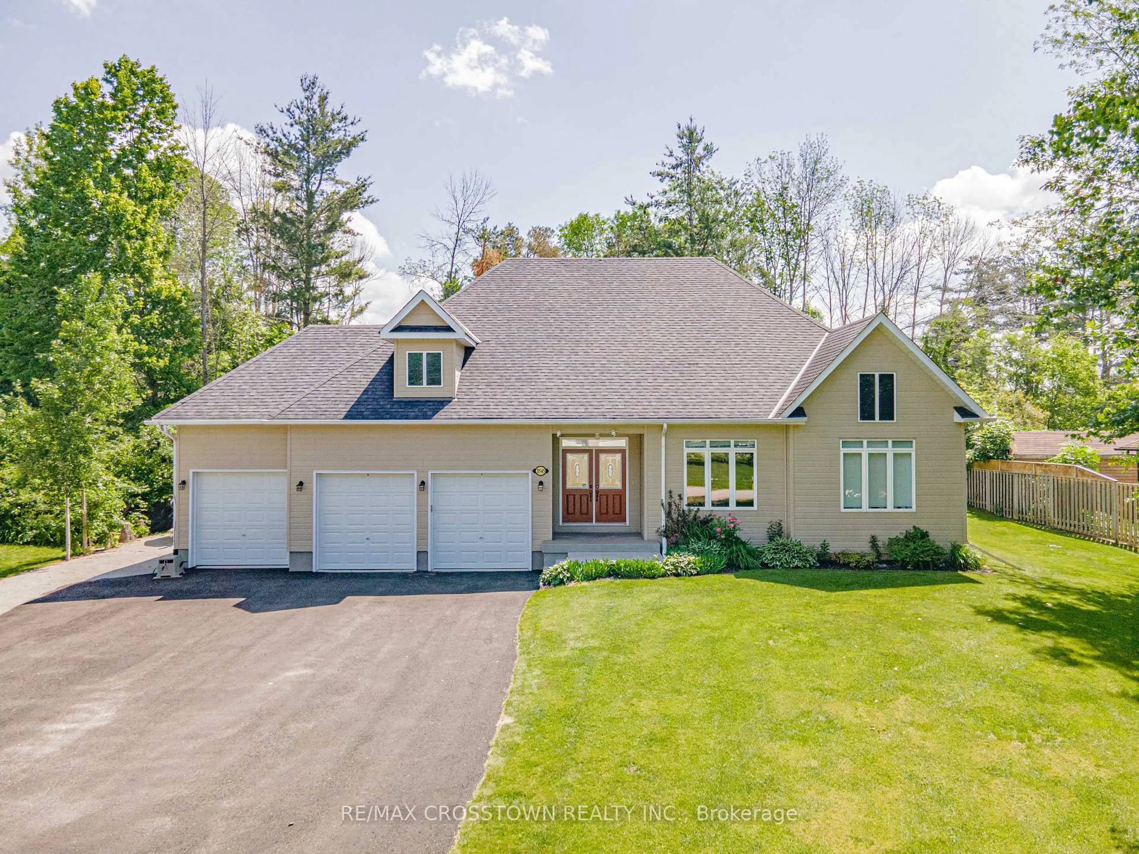 A pic from outside/outdoor area/front of a property/back of a property/a pic from drone, street for 3545 Timberline Ave, Severn Ontario L3V 0V8