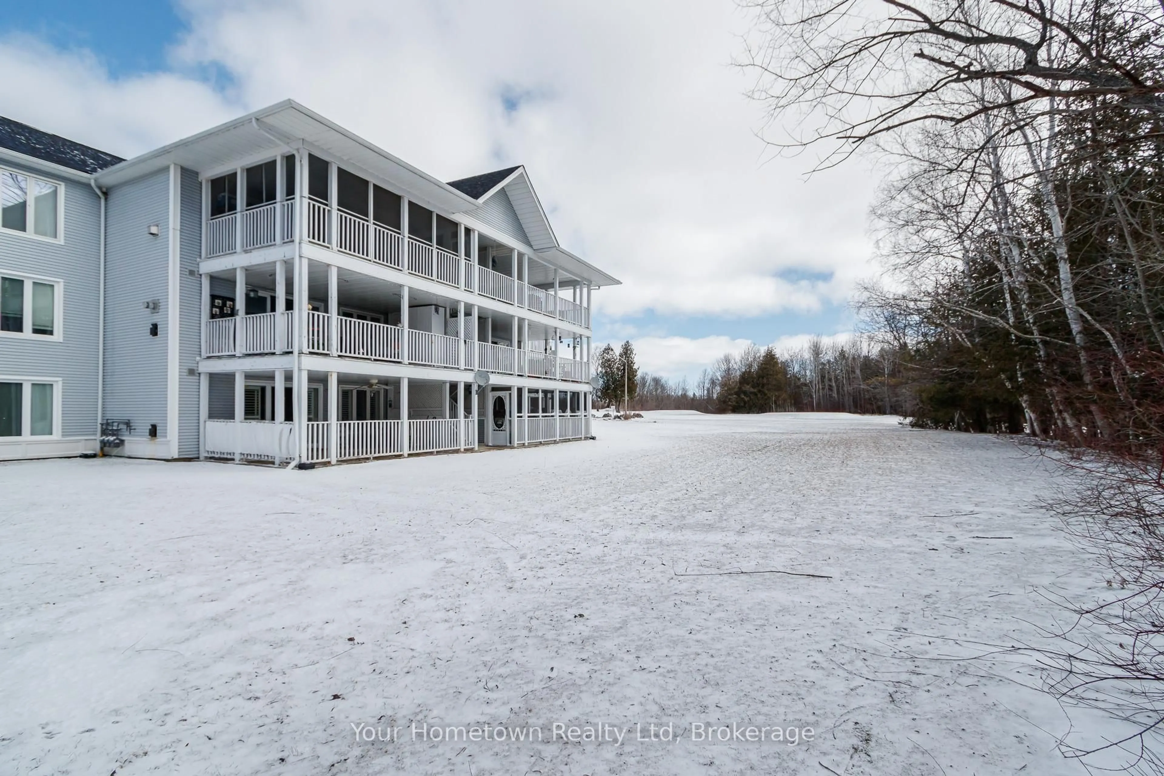 A pic from outside/outdoor area/front of a property/back of a property/a pic from drone, unknown for 10 Mulligan Lane #9, Wasaga Beach Ontario L9Z 1C4