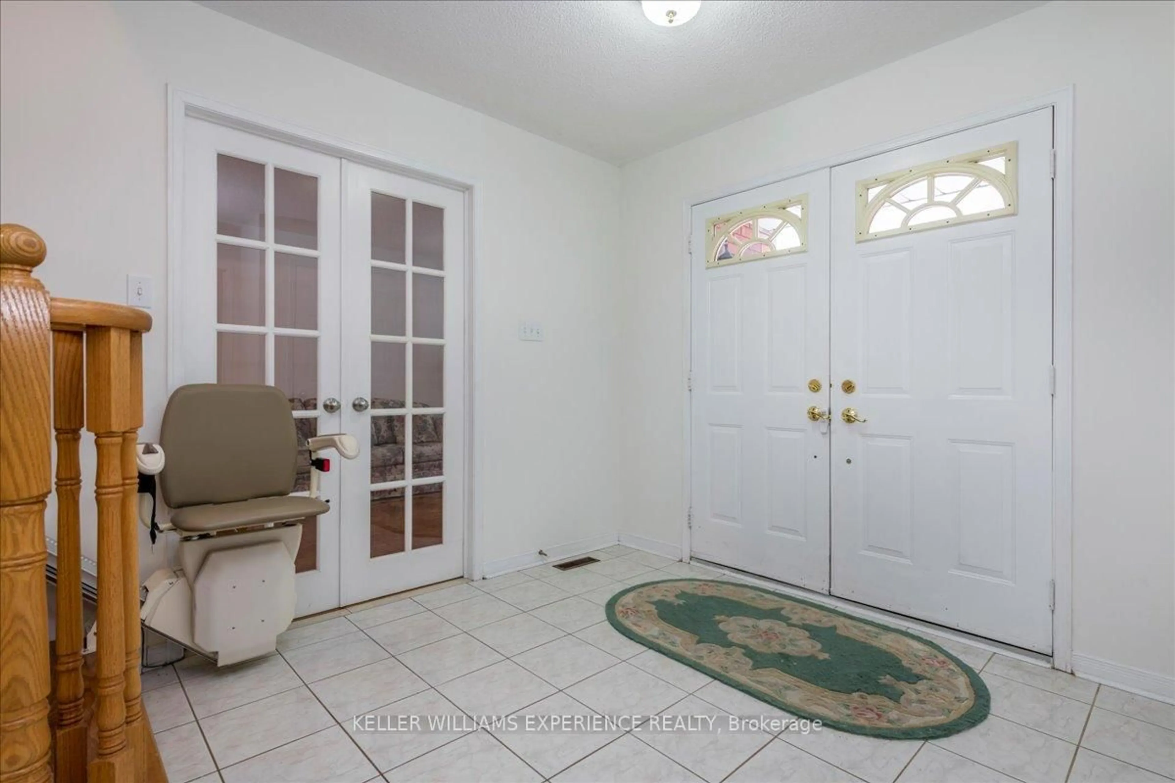 Indoor entryway for 132 James St, Barrie Ontario L4N 6X9