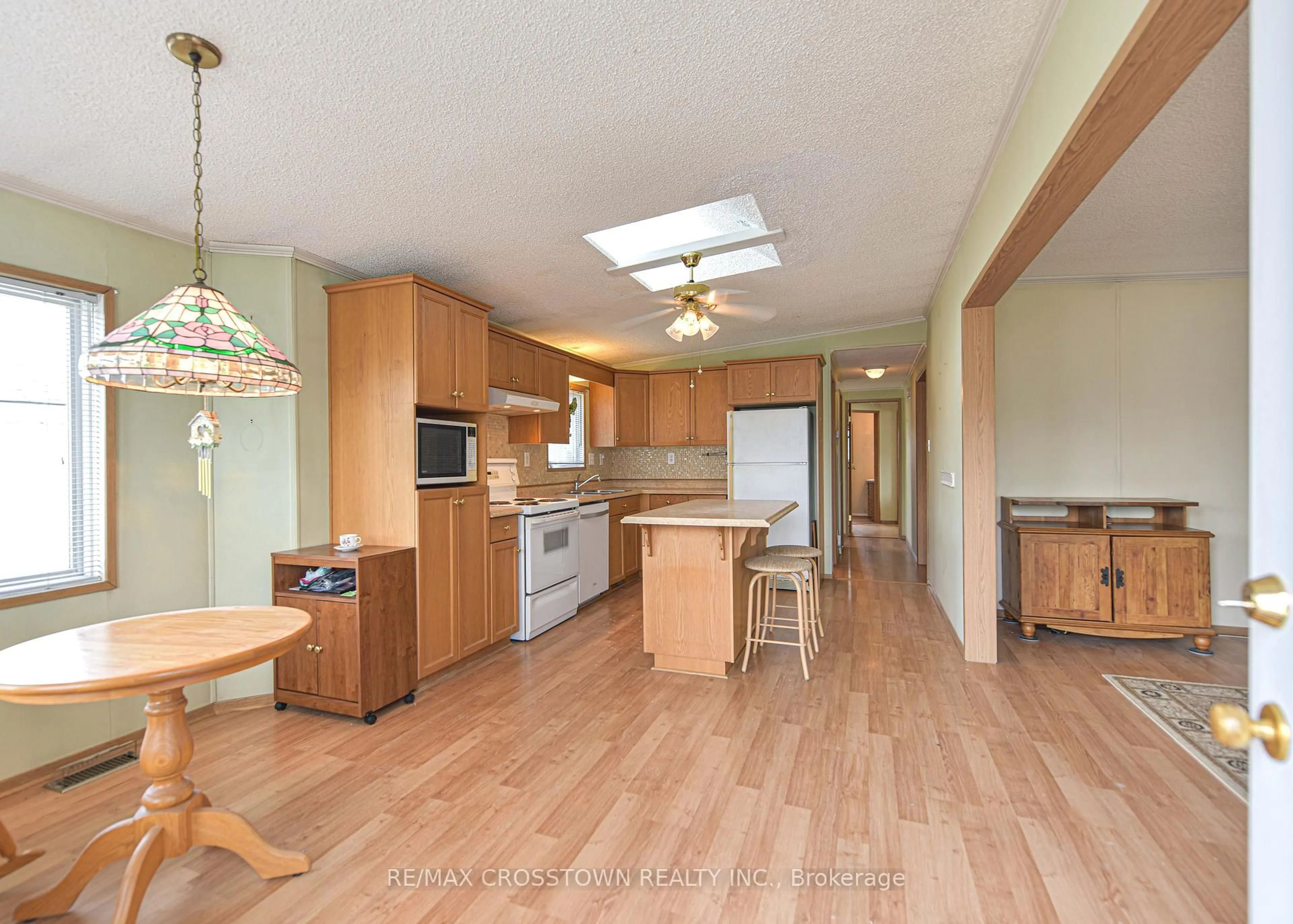 Open concept kitchen, wood/laminate floor for 4101 Wesley St, Severn Ontario L3V 0V4