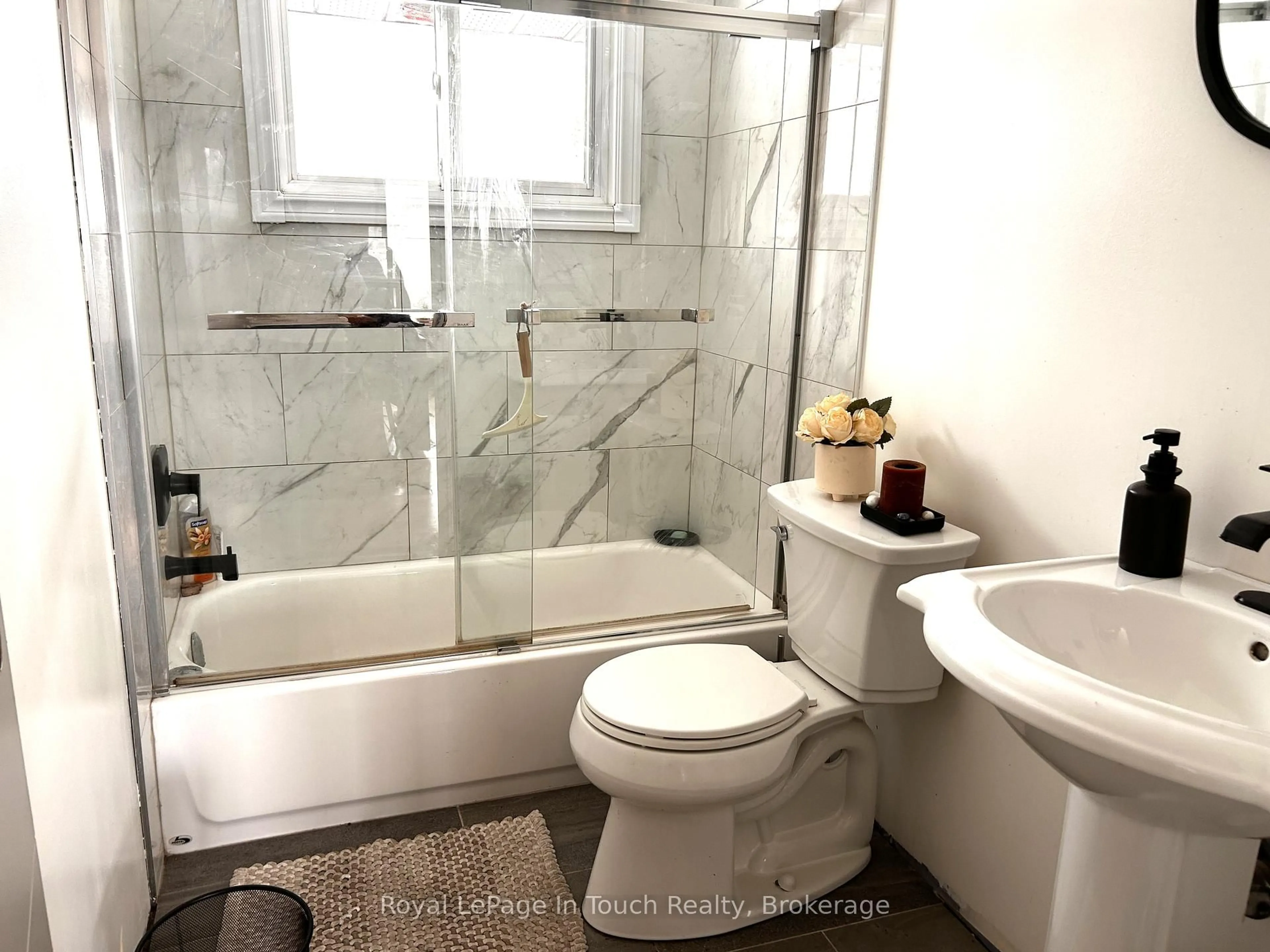 Standard bathroom, ceramic/tile floor for 26 Dundee Dr, Tiny Ontario L9M 0B3