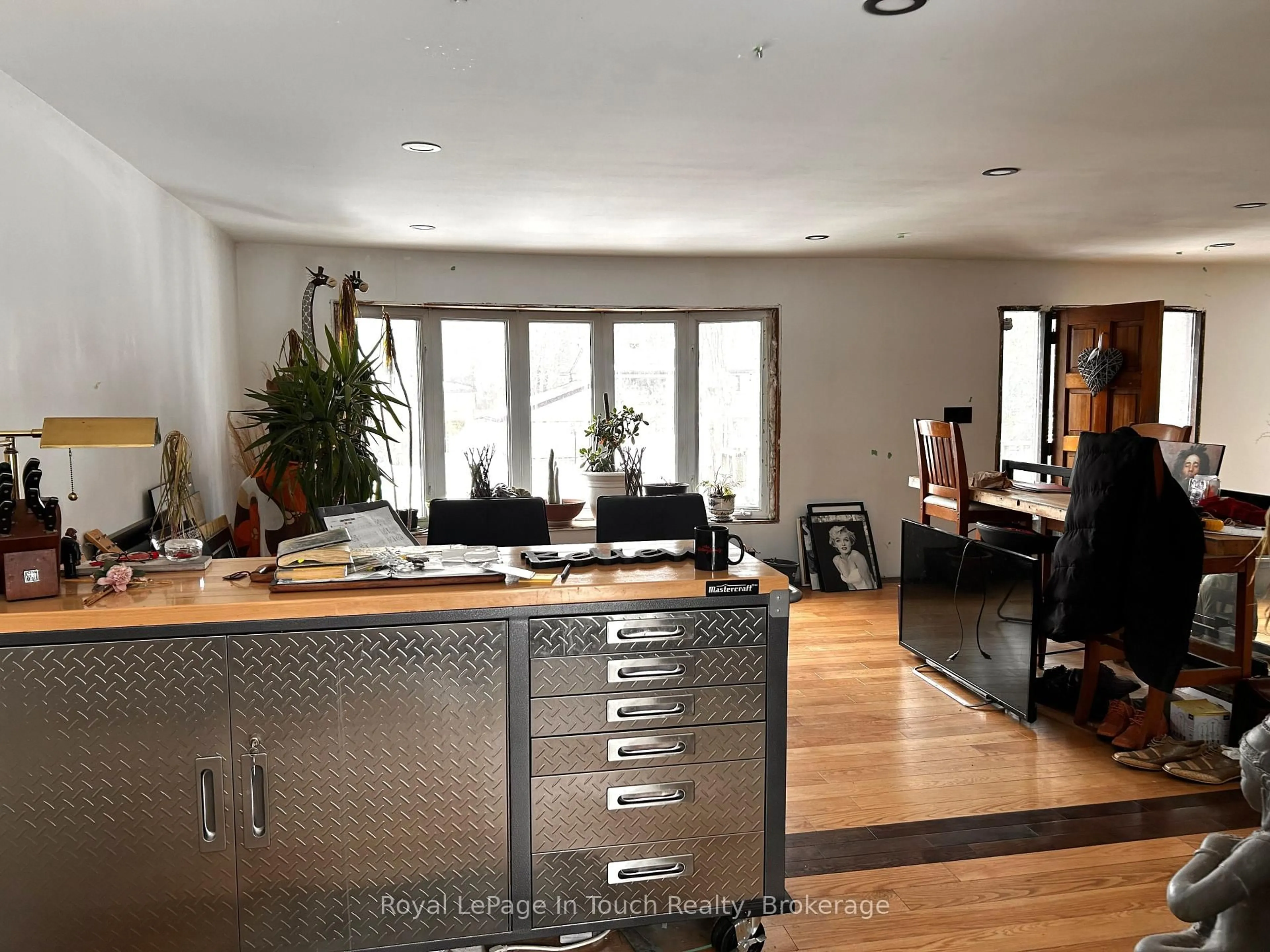 Open concept kitchen, wood/laminate floor for 26 Dundee Dr, Tiny Ontario L9M 0B3