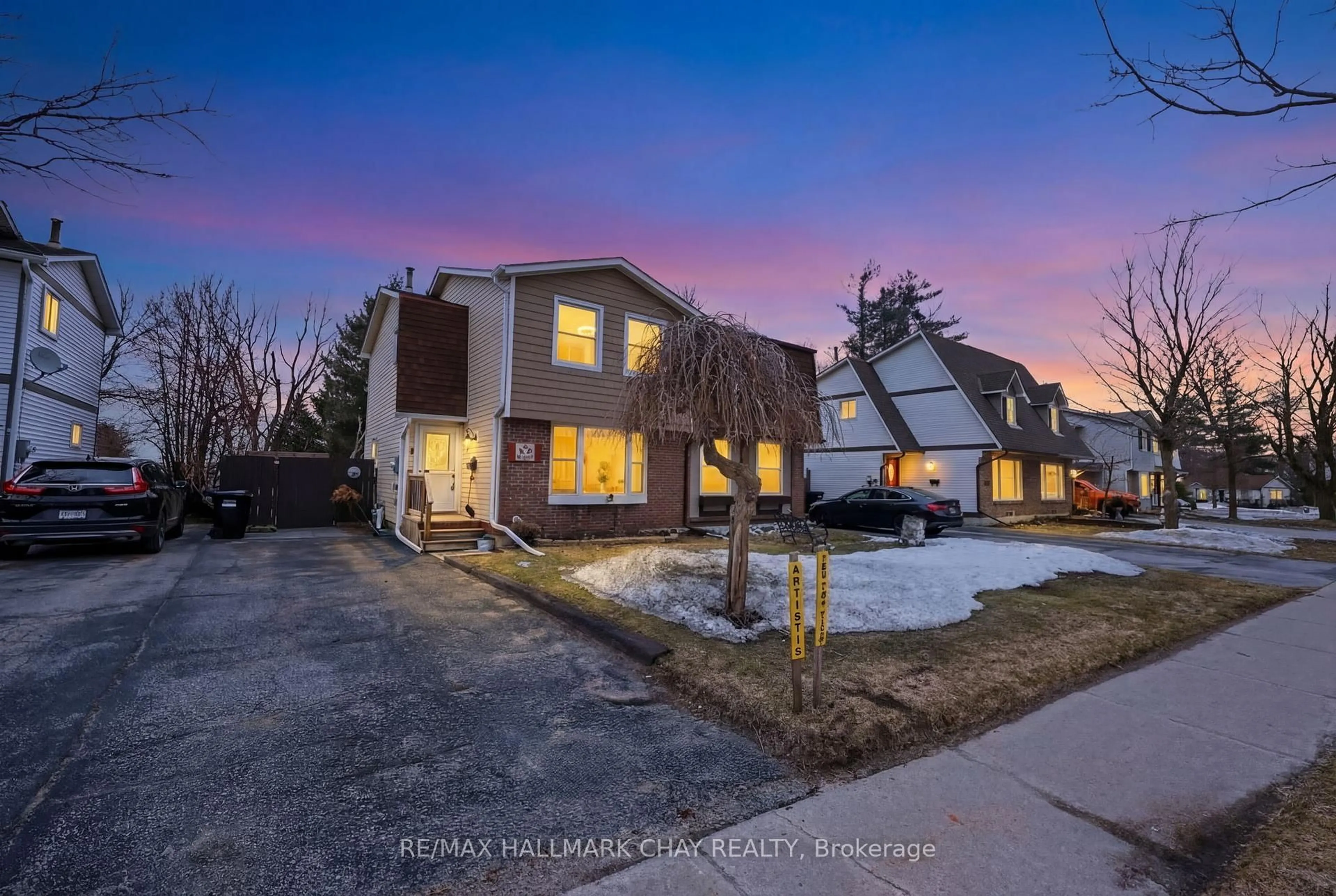 A pic from outside/outdoor area/front of a property/back of a property/a pic from drone, street for 15 Wilde Pl, Barrie Ontario L4N 4W6