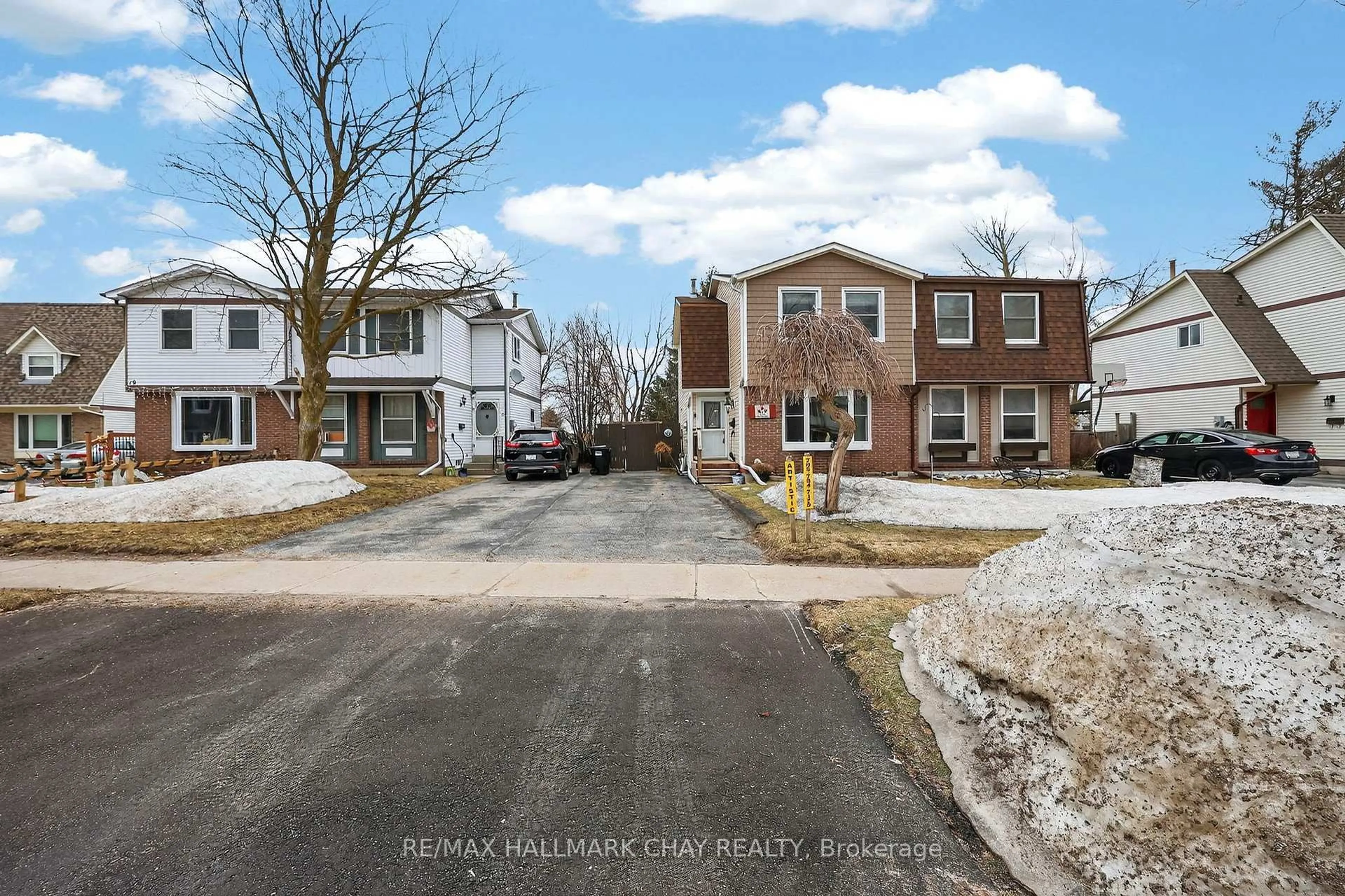 A pic from outside/outdoor area/front of a property/back of a property/a pic from drone, street for 15 Wilde Pl, Barrie Ontario L4N 4W6