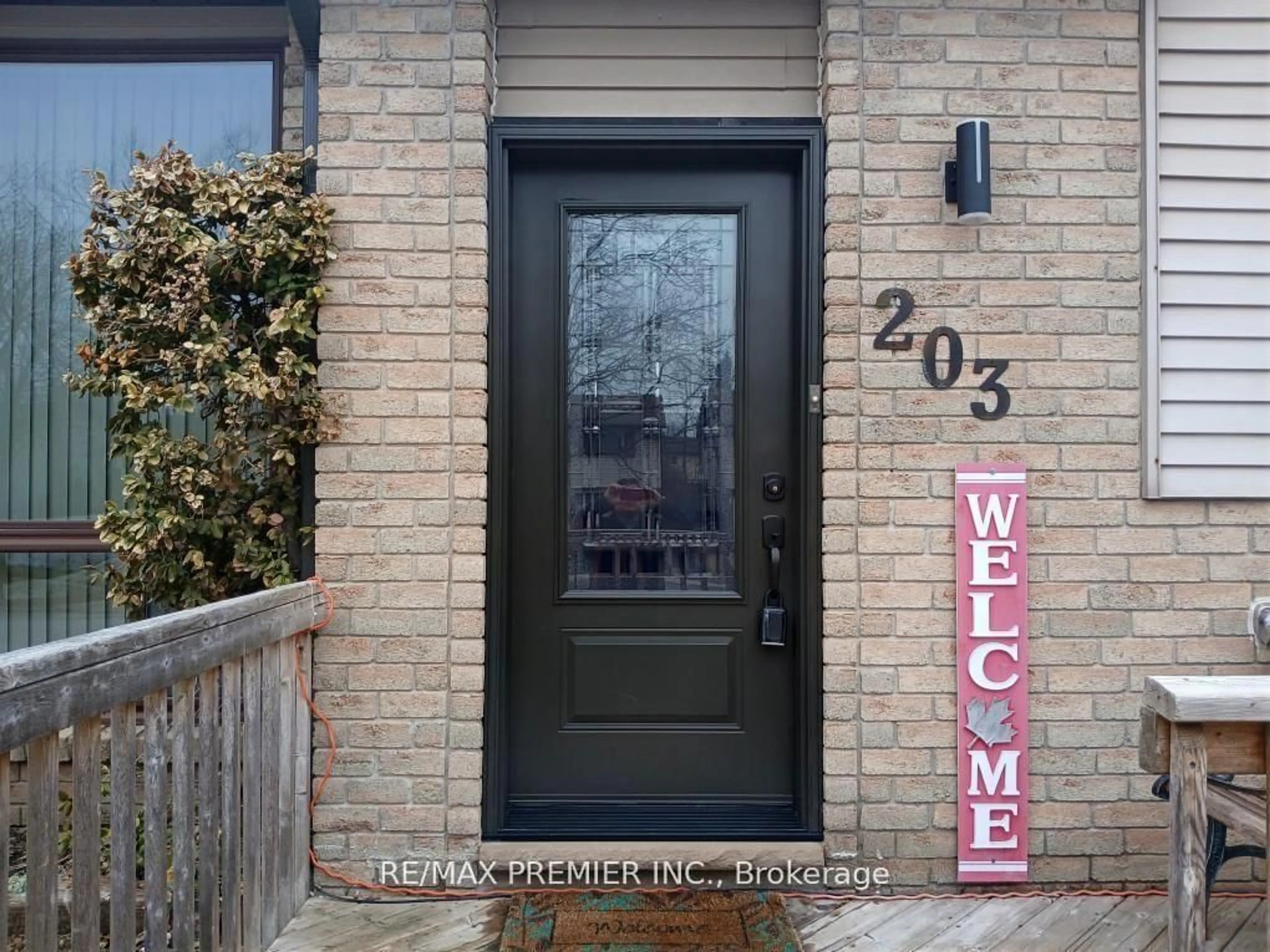 Indoor entryway for 203 Burns Circ, Barrie Ontario L4N 6A5