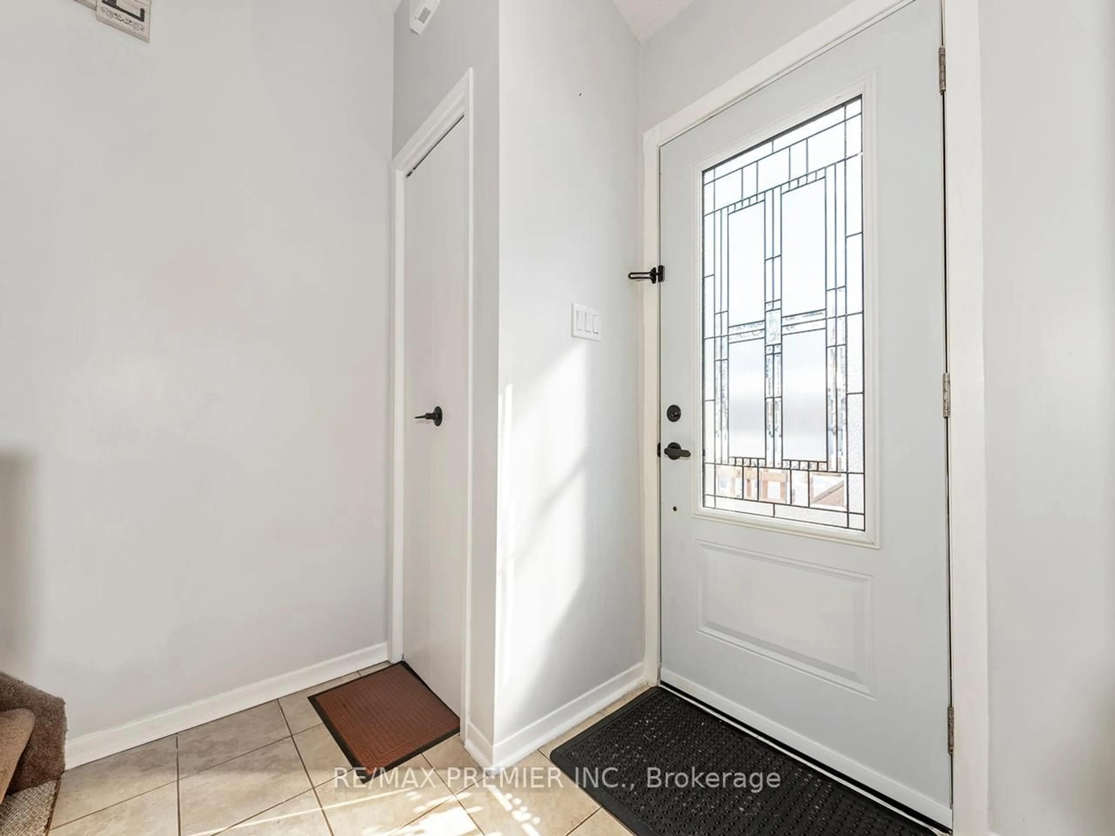 Indoor entryway for 203 Burns Circ, Barrie Ontario L4N 6A5