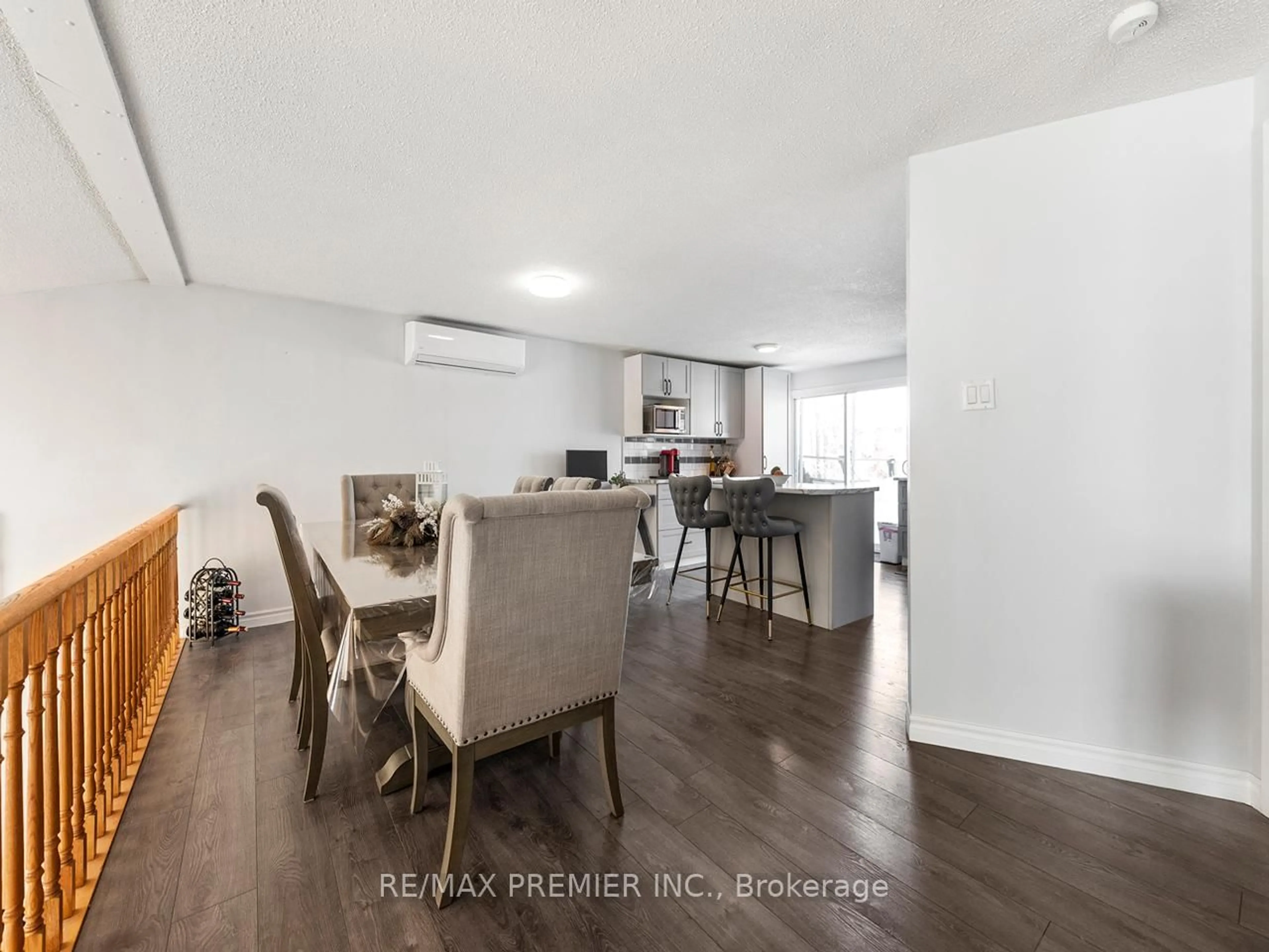 Dining room, wood/laminate floor for 203 Burns Circ, Barrie Ontario L4N 6A5
