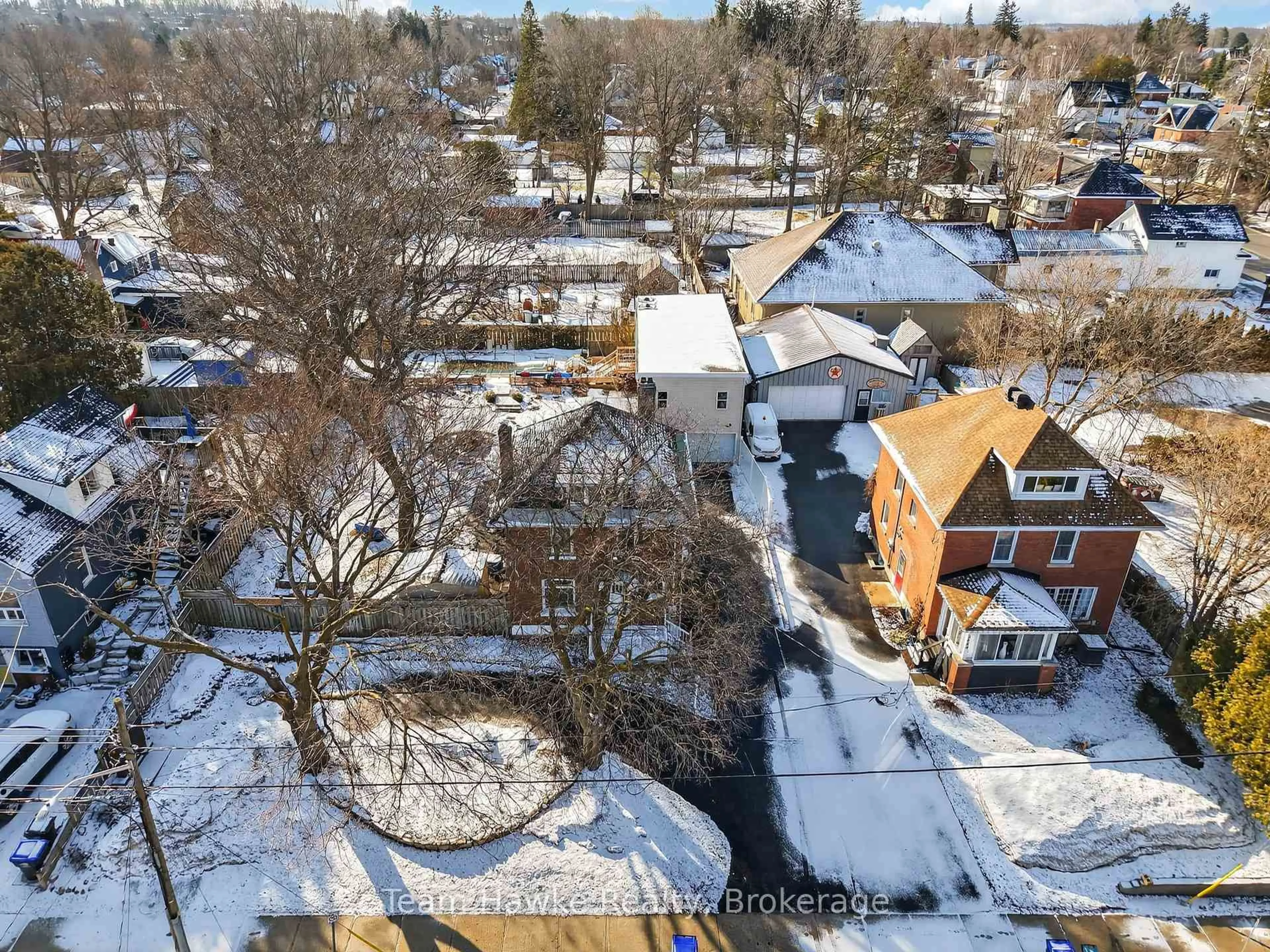 A pic from outside/outdoor area/front of a property/back of a property/a pic from drone, street for 443 Elizabeth St, Midland Ontario L4R 1Z7