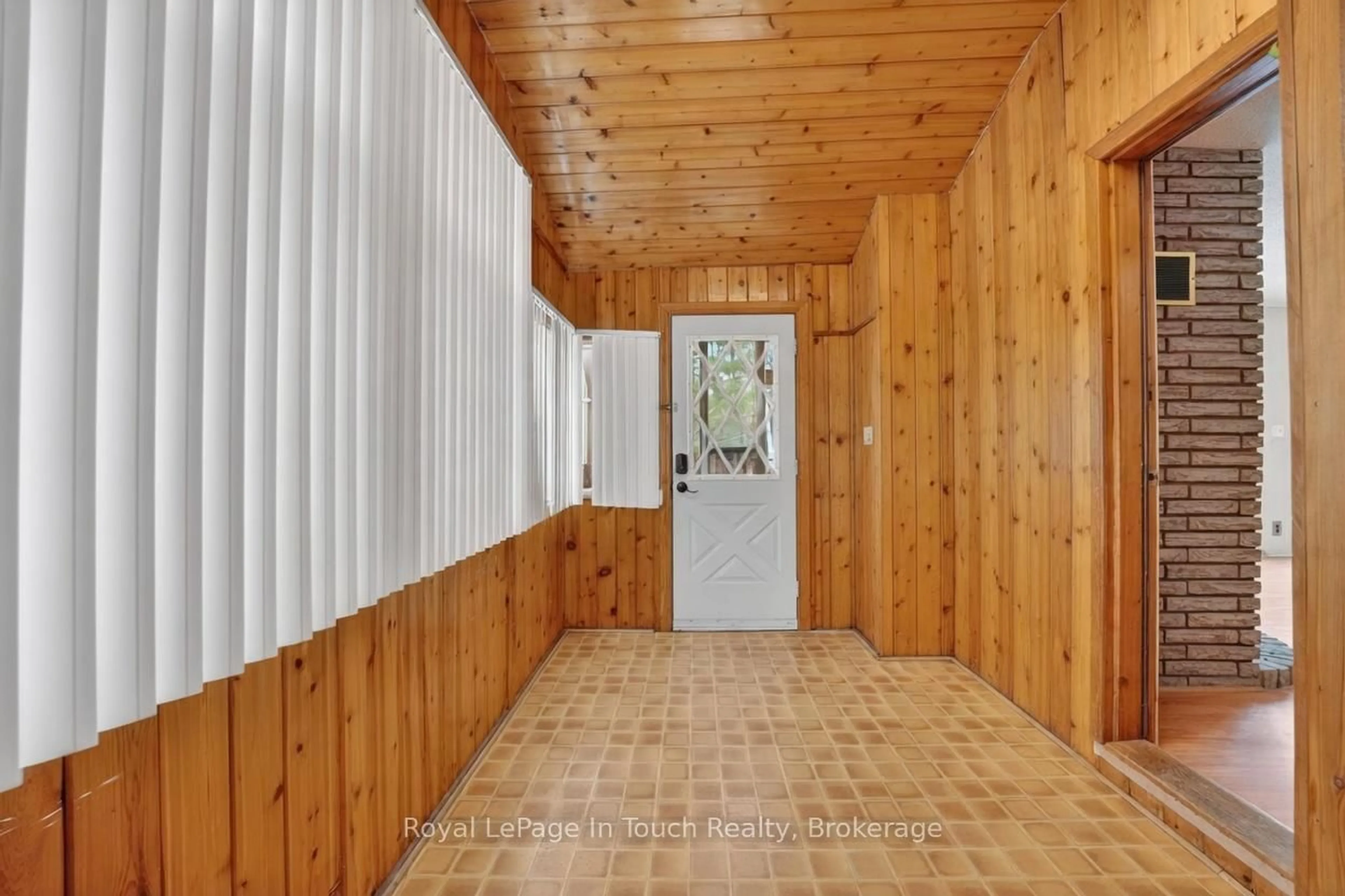Indoor foyer for 23 Duquette Crt, Tiny Ontario L9M 0H3