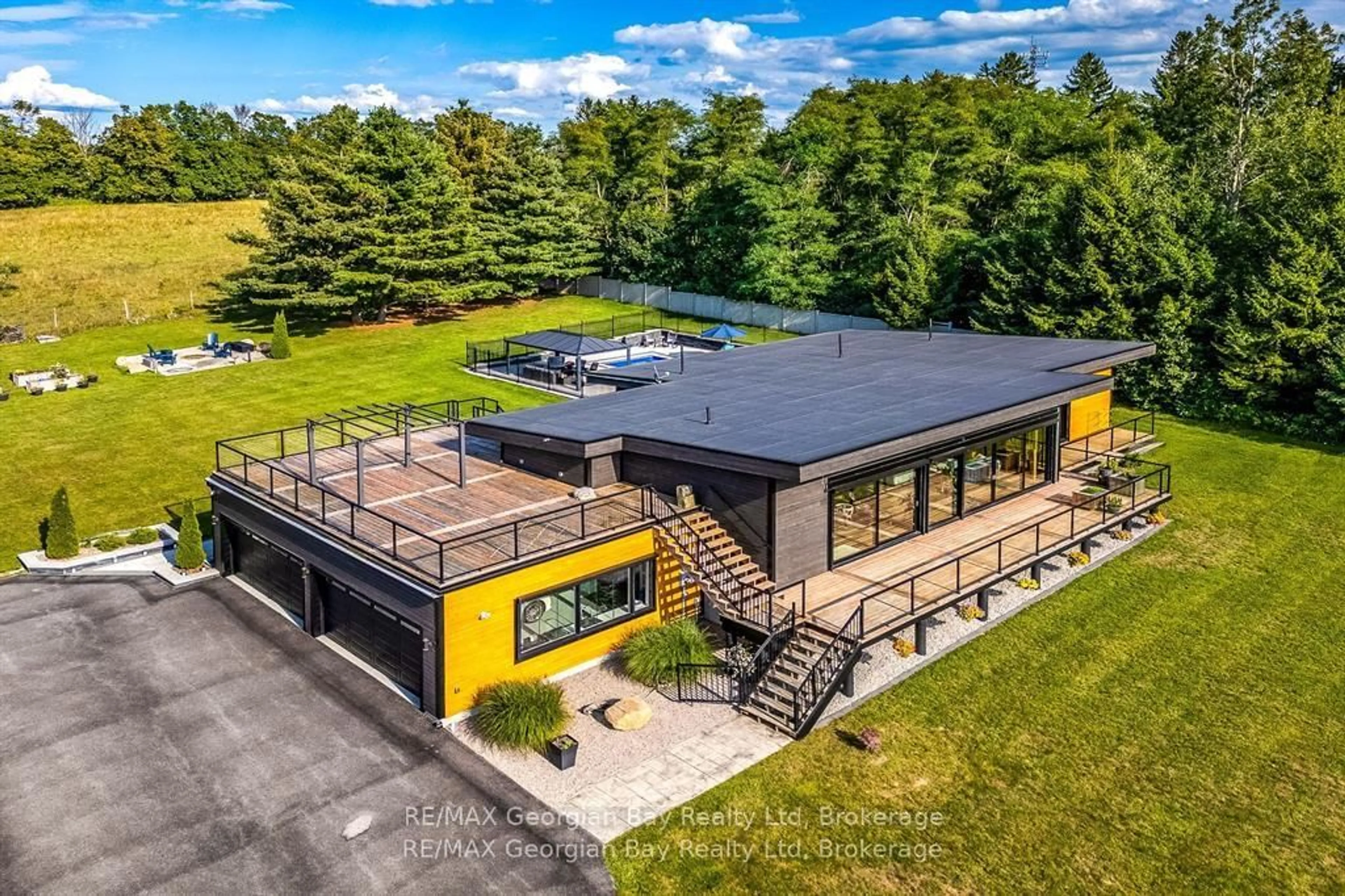 A pic from outside/outdoor area/front of a property/back of a property/a pic from drone, building for 165 Wilson Rd, Tiny Ontario L4R 4K4