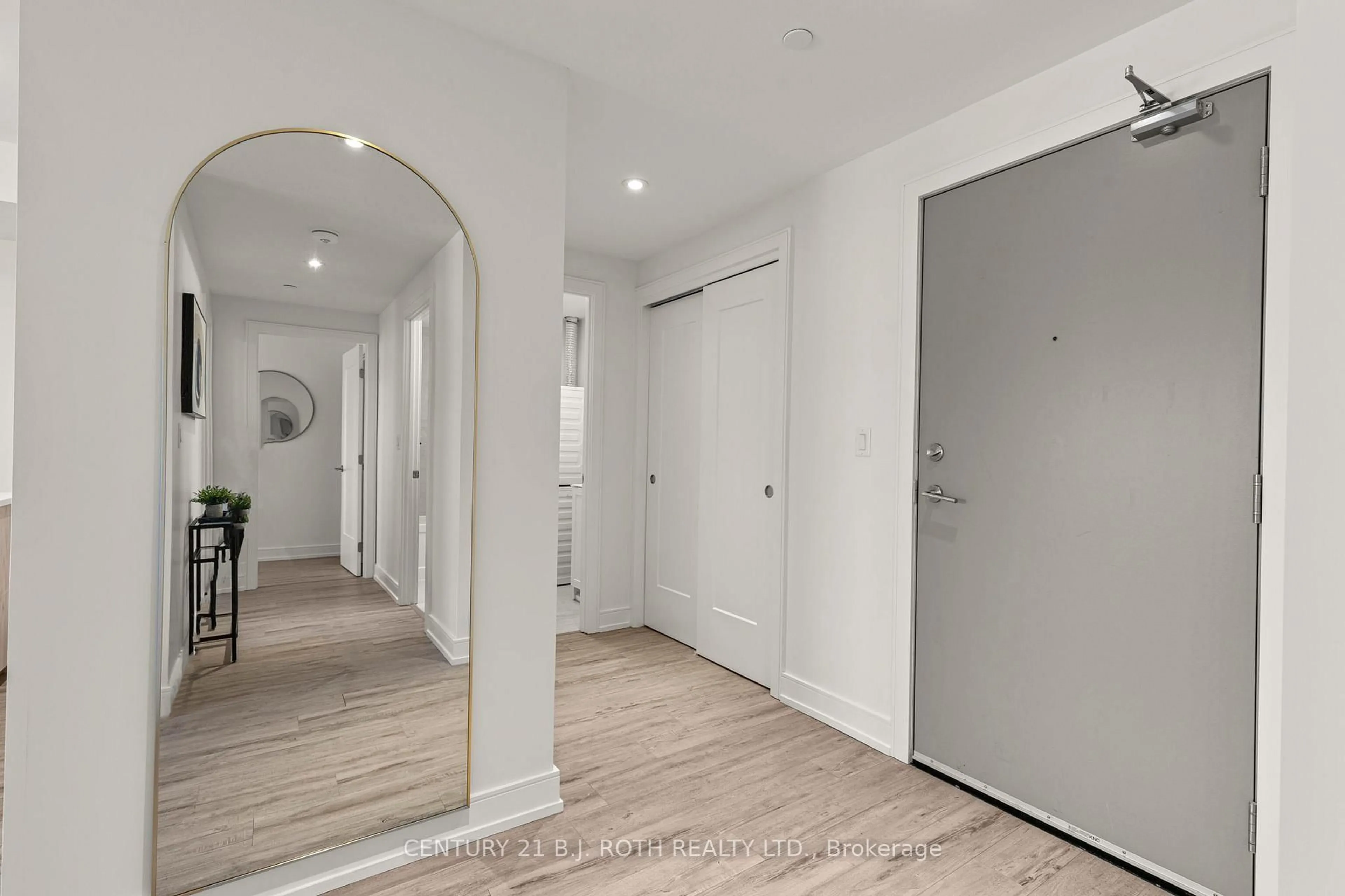 Indoor entryway for 185 Dunlop St #715, Barrie Ontario L4M 1B2