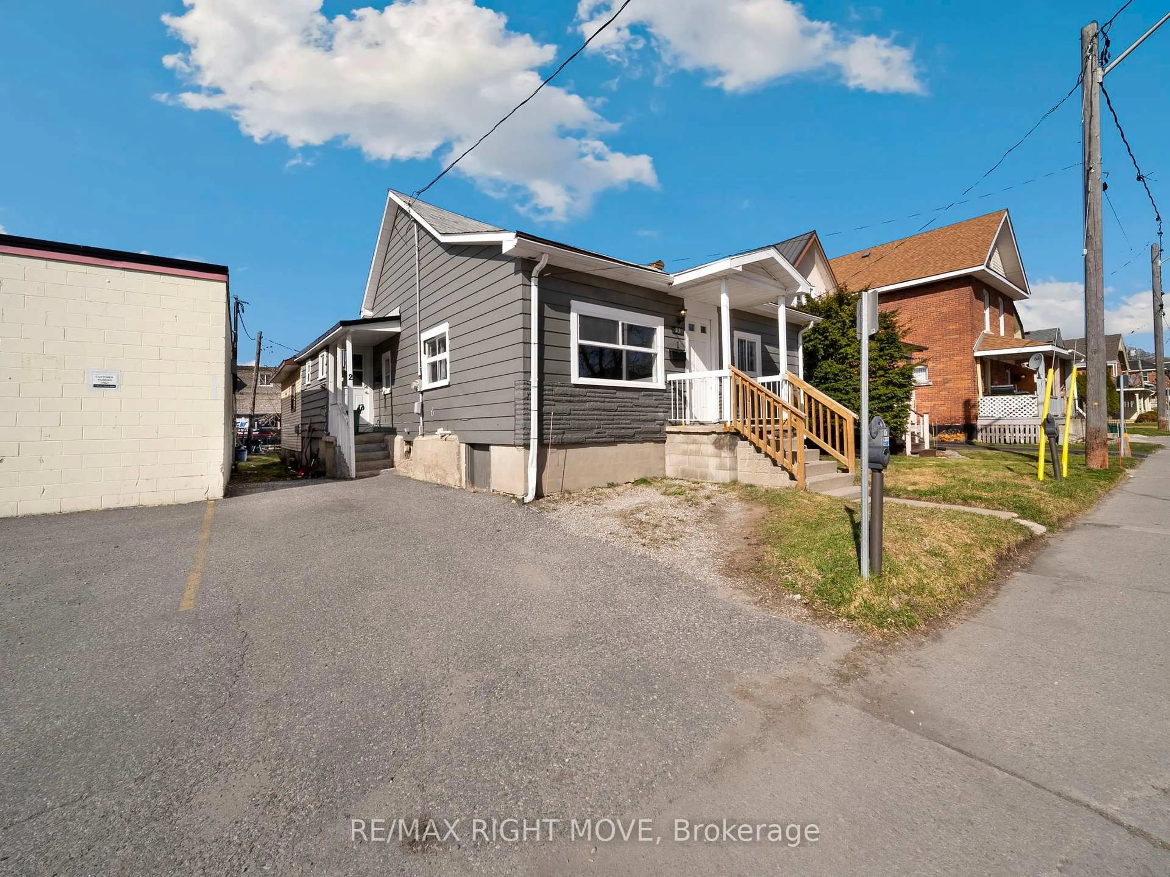 A pic from outside/outdoor area/front of a property/back of a property/a pic from drone, street for 33 Albert St, Orillia Ontario L3V 5K6