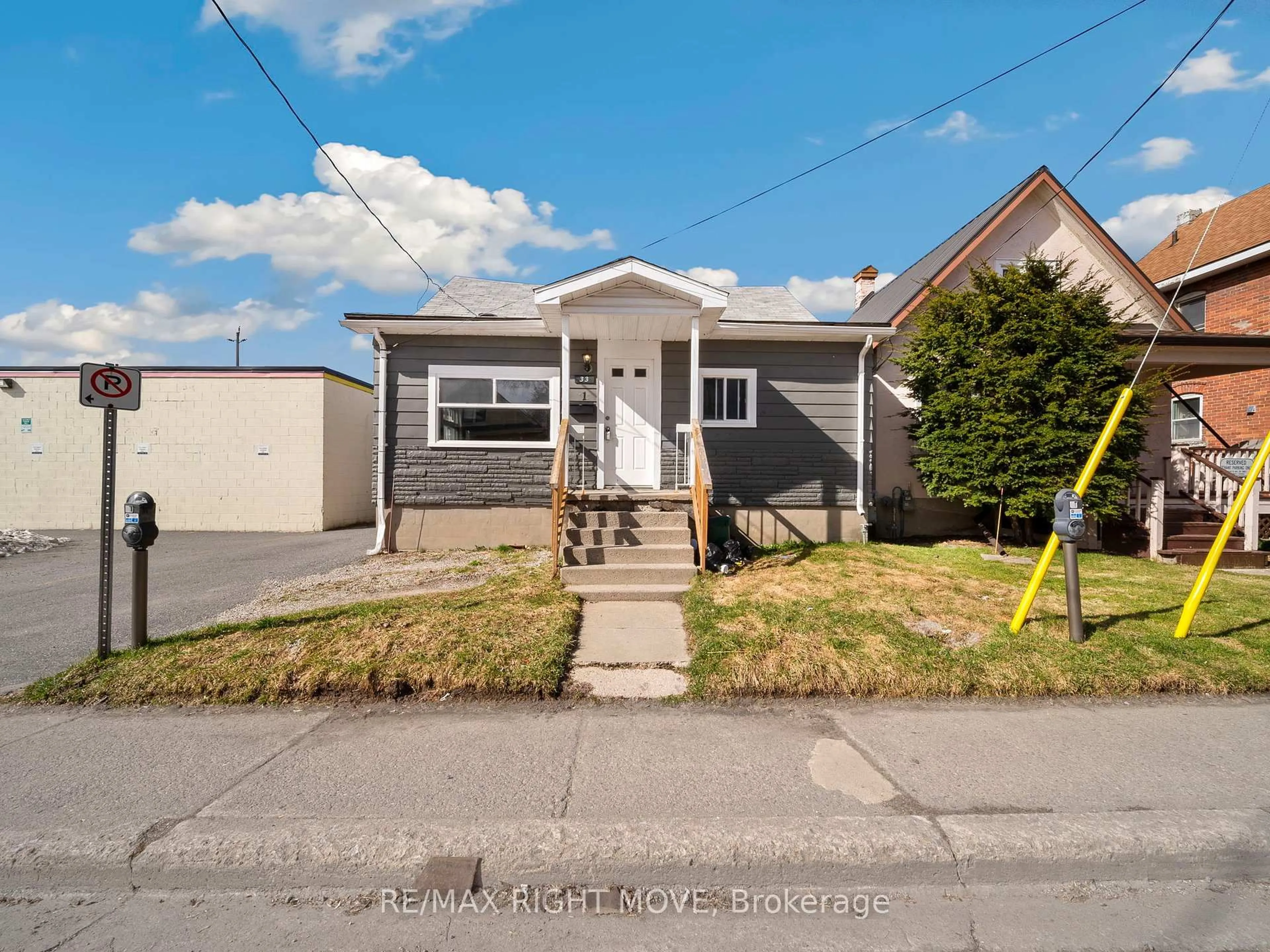 Home with vinyl exterior material, street for 33 Albert St, Orillia Ontario L3V 5K6