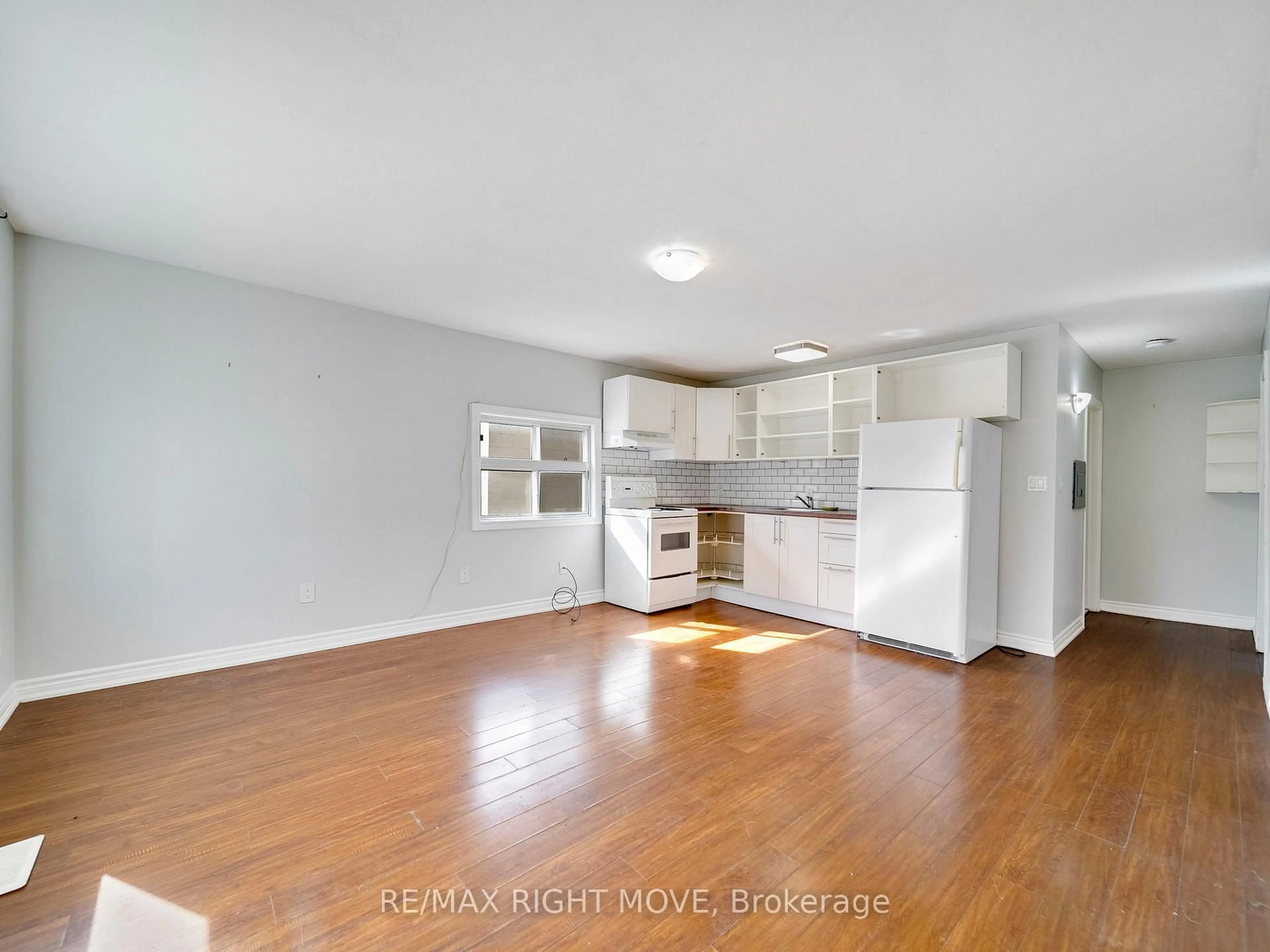 Open concept kitchen, unknown for 33 Albert St, Orillia Ontario L3V 5K6