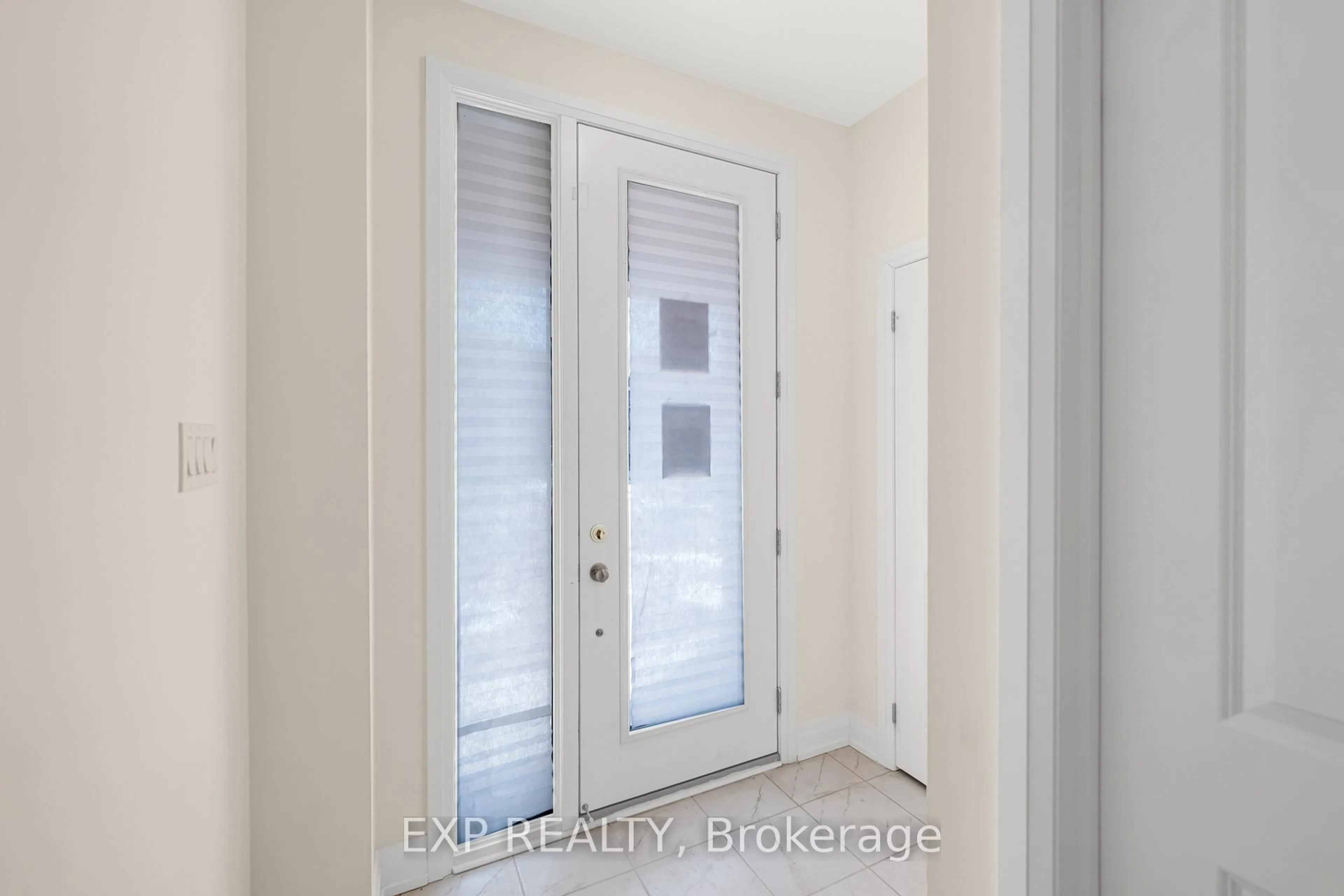 Indoor entryway for 20 Daffodil Rd, Springwater Ontario L0L 1Y3