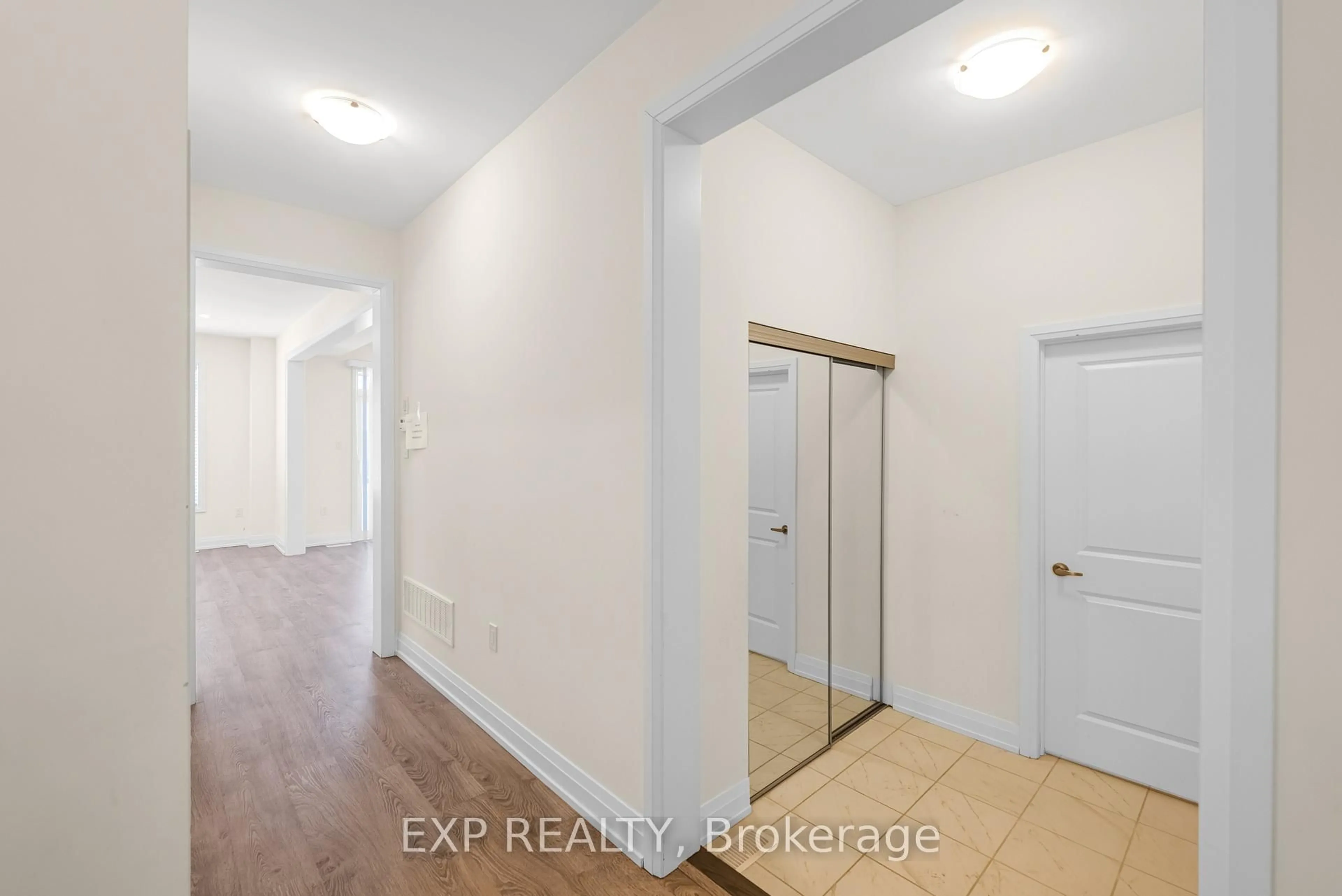 Indoor entryway for 20 Daffodil Rd, Springwater Ontario L0L 1Y3