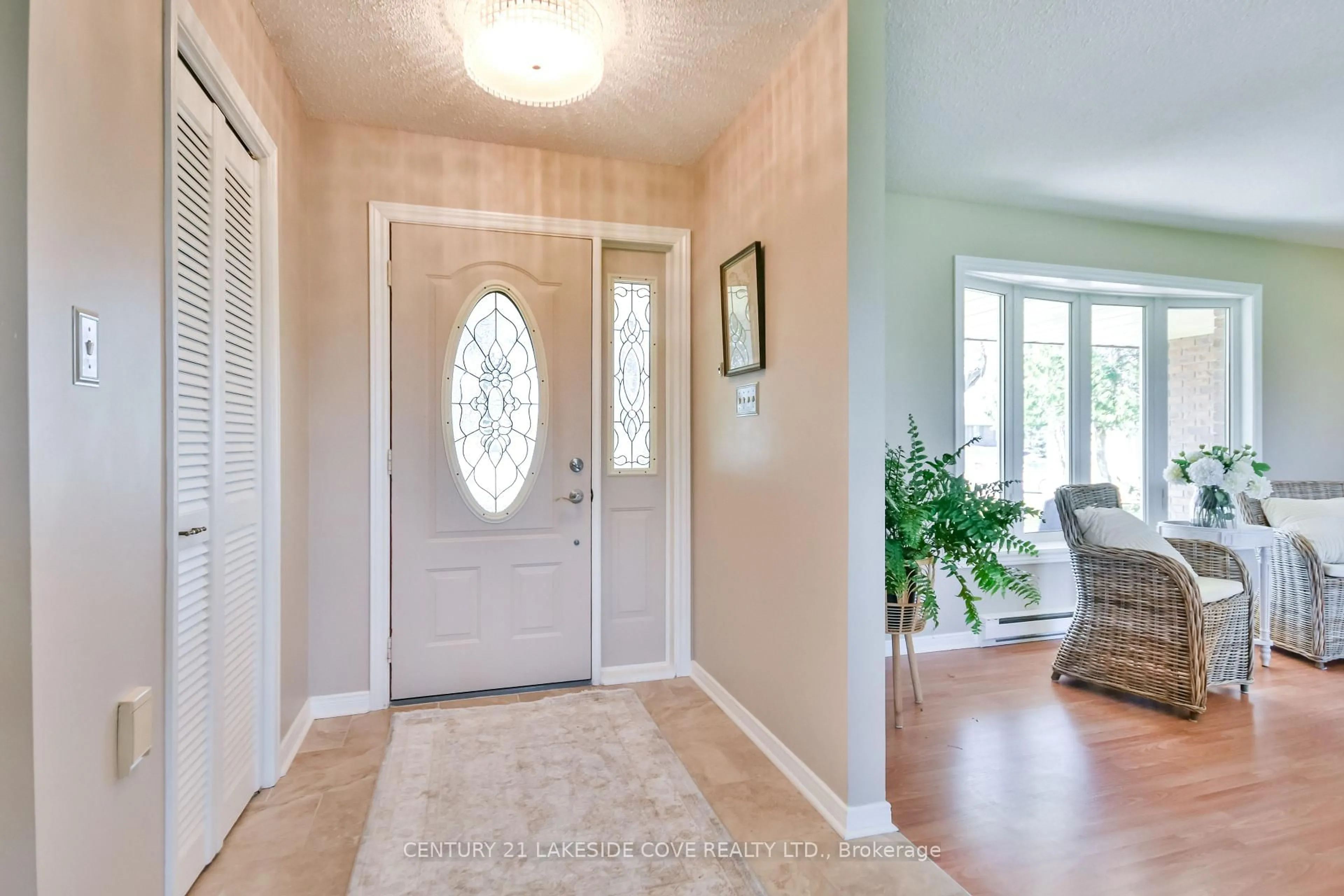 Indoor entryway for 121 Bayshore Dr, Ramara Ontario L0K 1B0