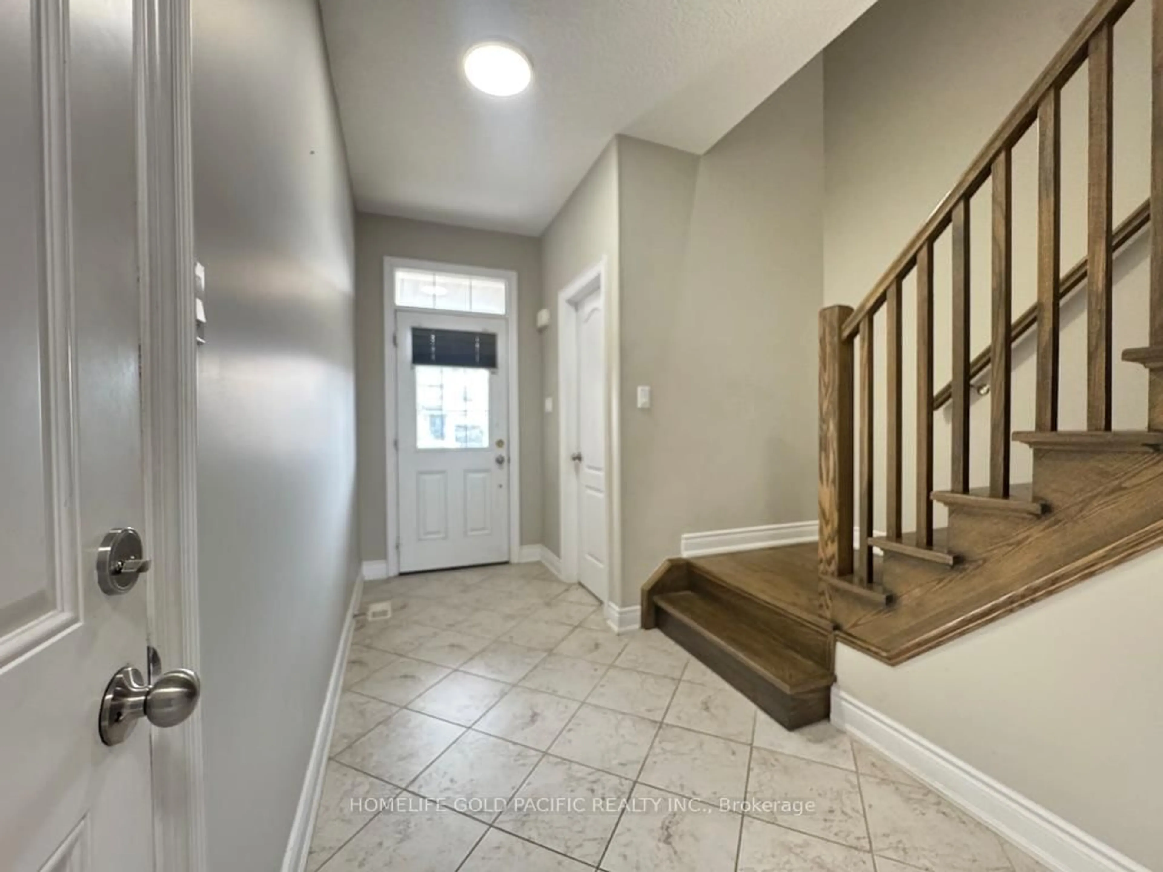 Indoor entryway for 86 Nathan Cres, Barrie Ontario L4N 0S2