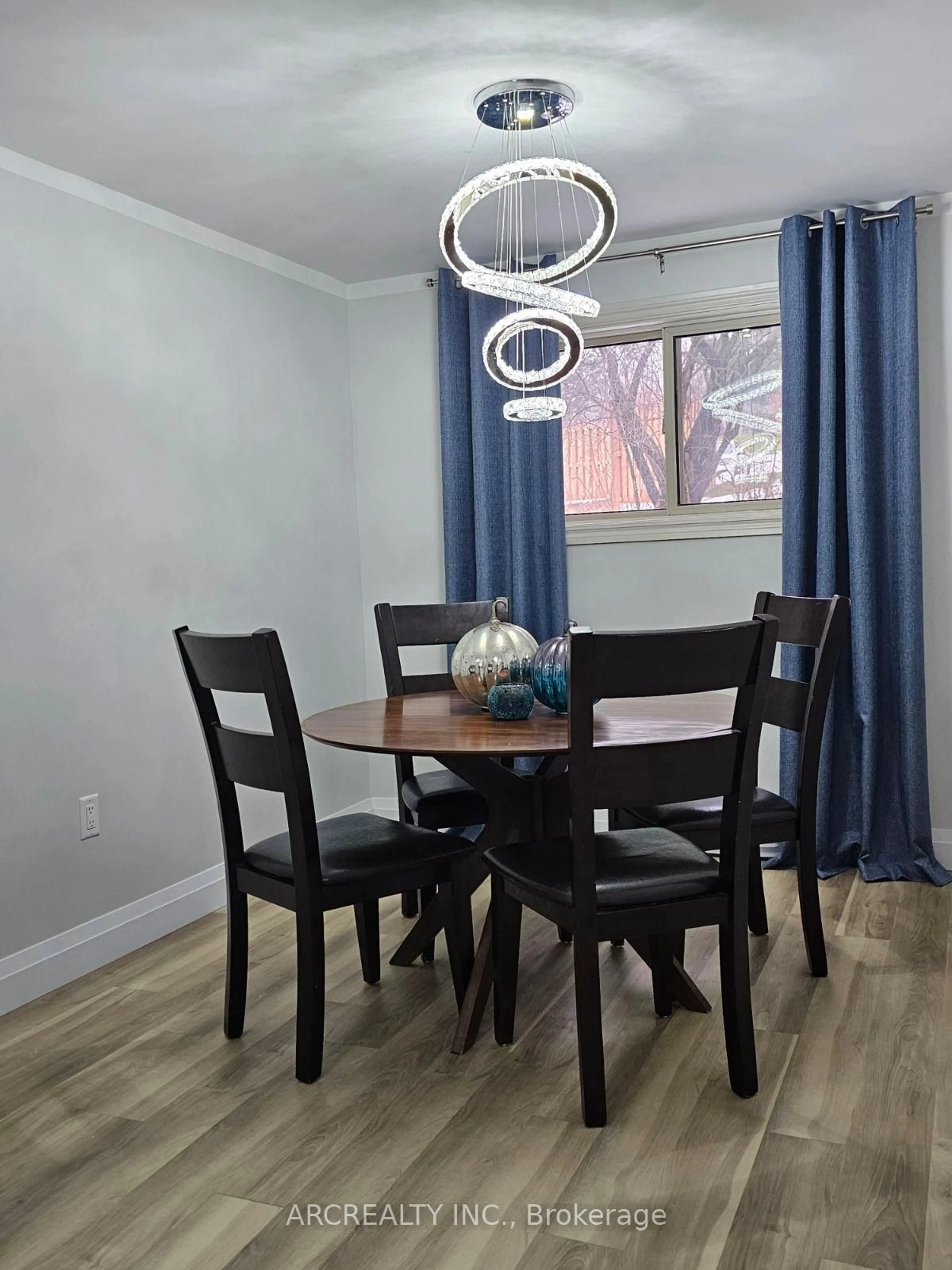 Dining room, wood/laminate floor for 108 Loggers Ru, Barrie Ontario L4N 6X1