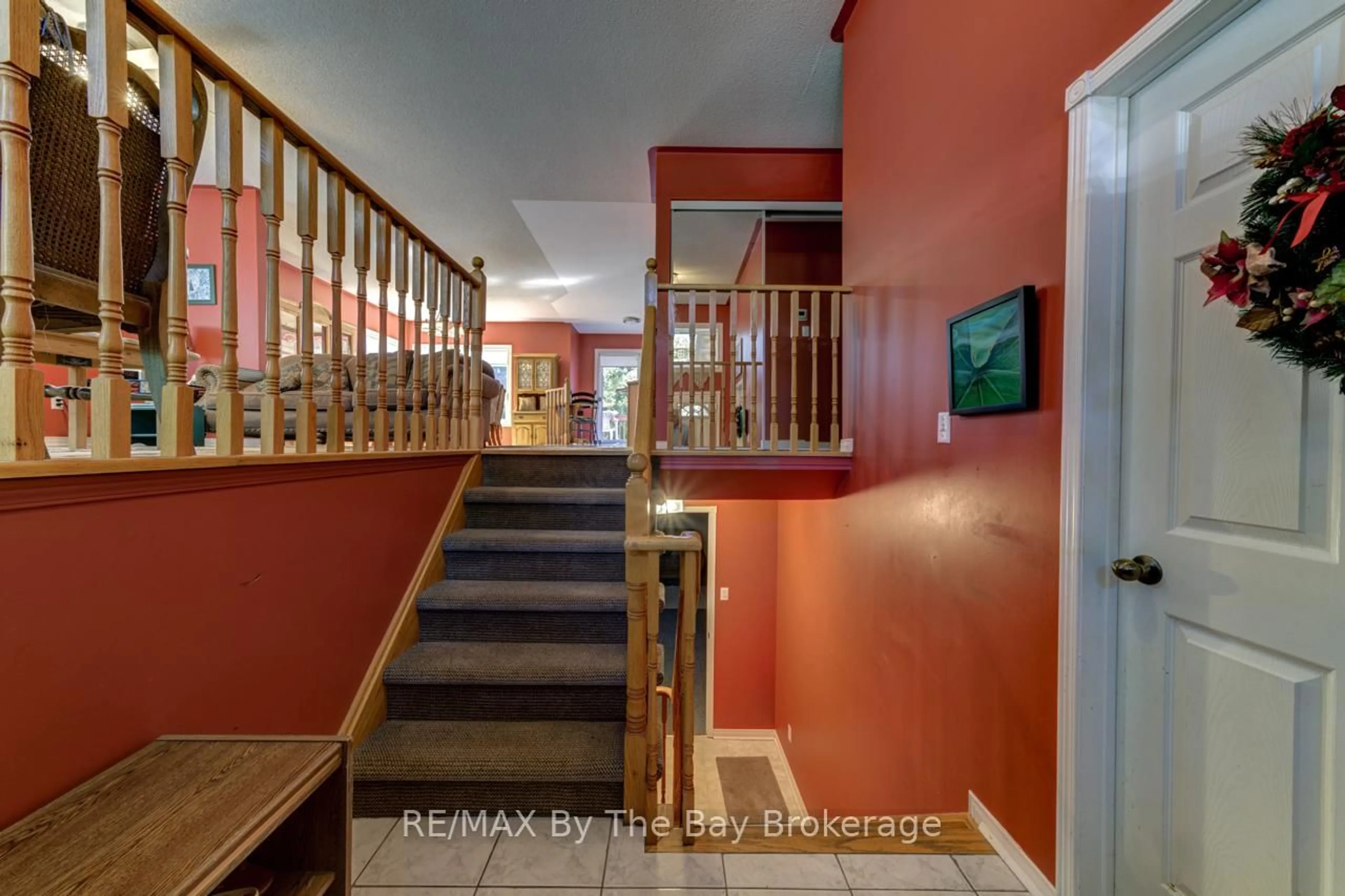Indoor foyer for 26 Timberland Cres, Wasaga Beach Ontario L9Z 1G7