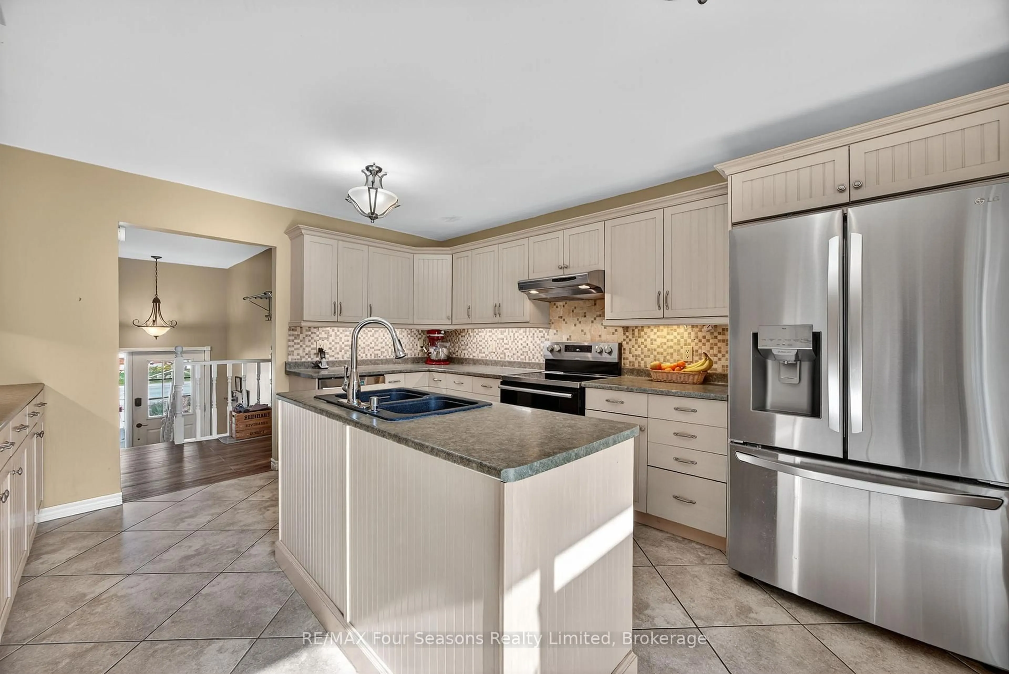 Open concept kitchen, ceramic/tile floor for 7 Batteaux Rd, Clearview Ontario L0M 1P0