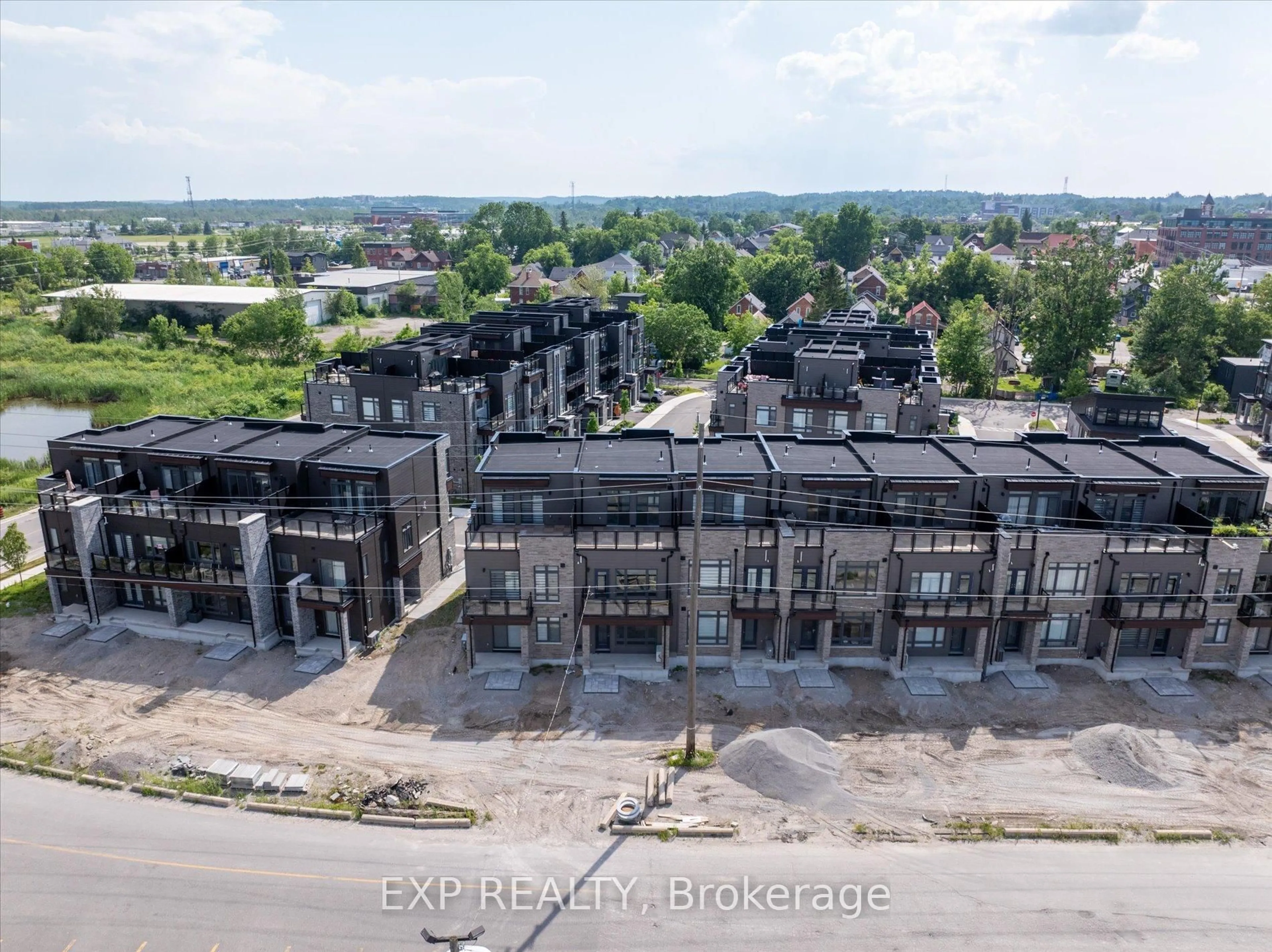 A pic from outside/outdoor area/front of a property/back of a property/a pic from drone, unknown for 48 Wyn Wood Lane, Orillia Ontario L3V 8P7