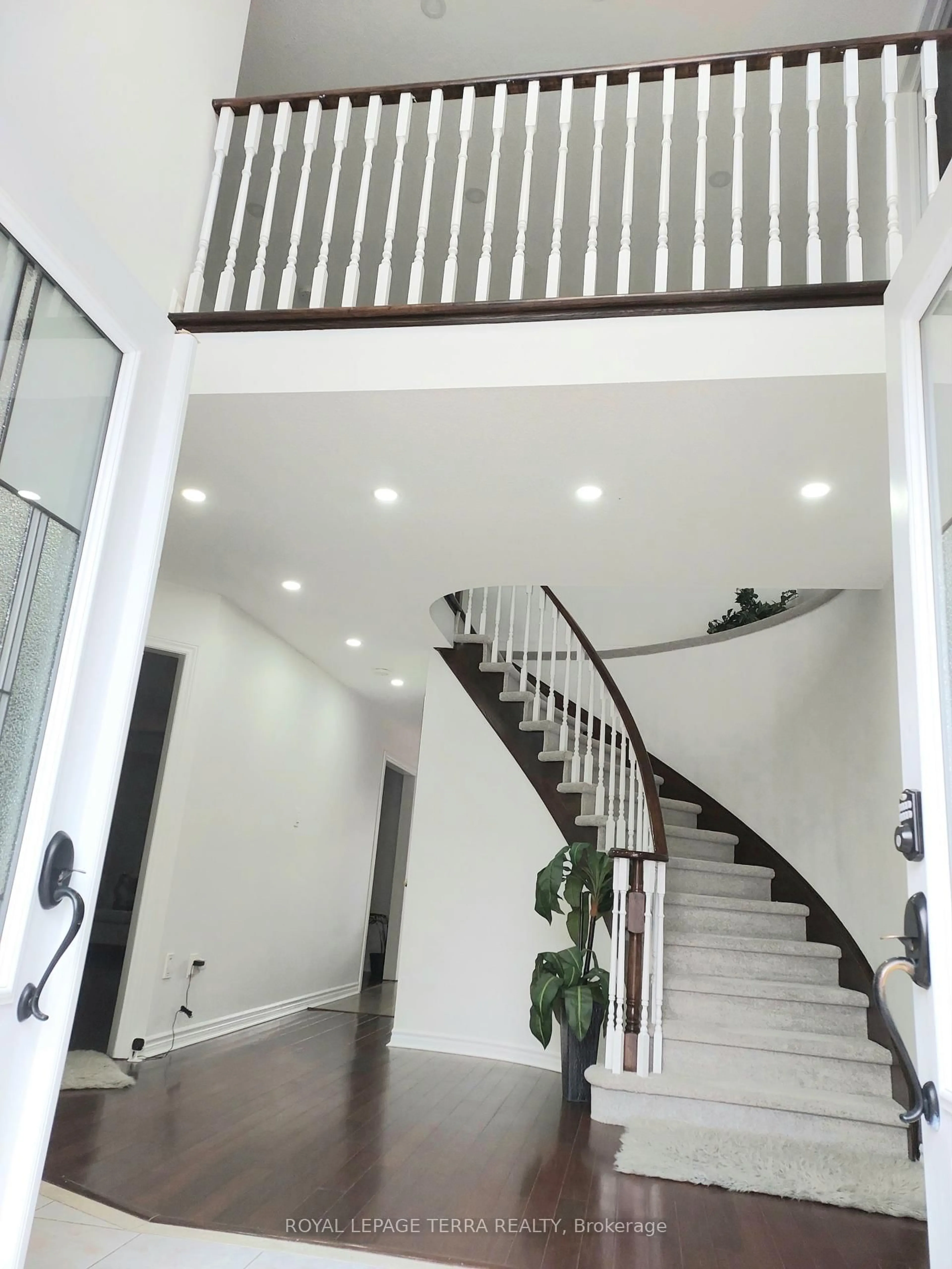 Indoor foyer for 59 Russell Hill Dr, Barrie Ontario L4N 0C1