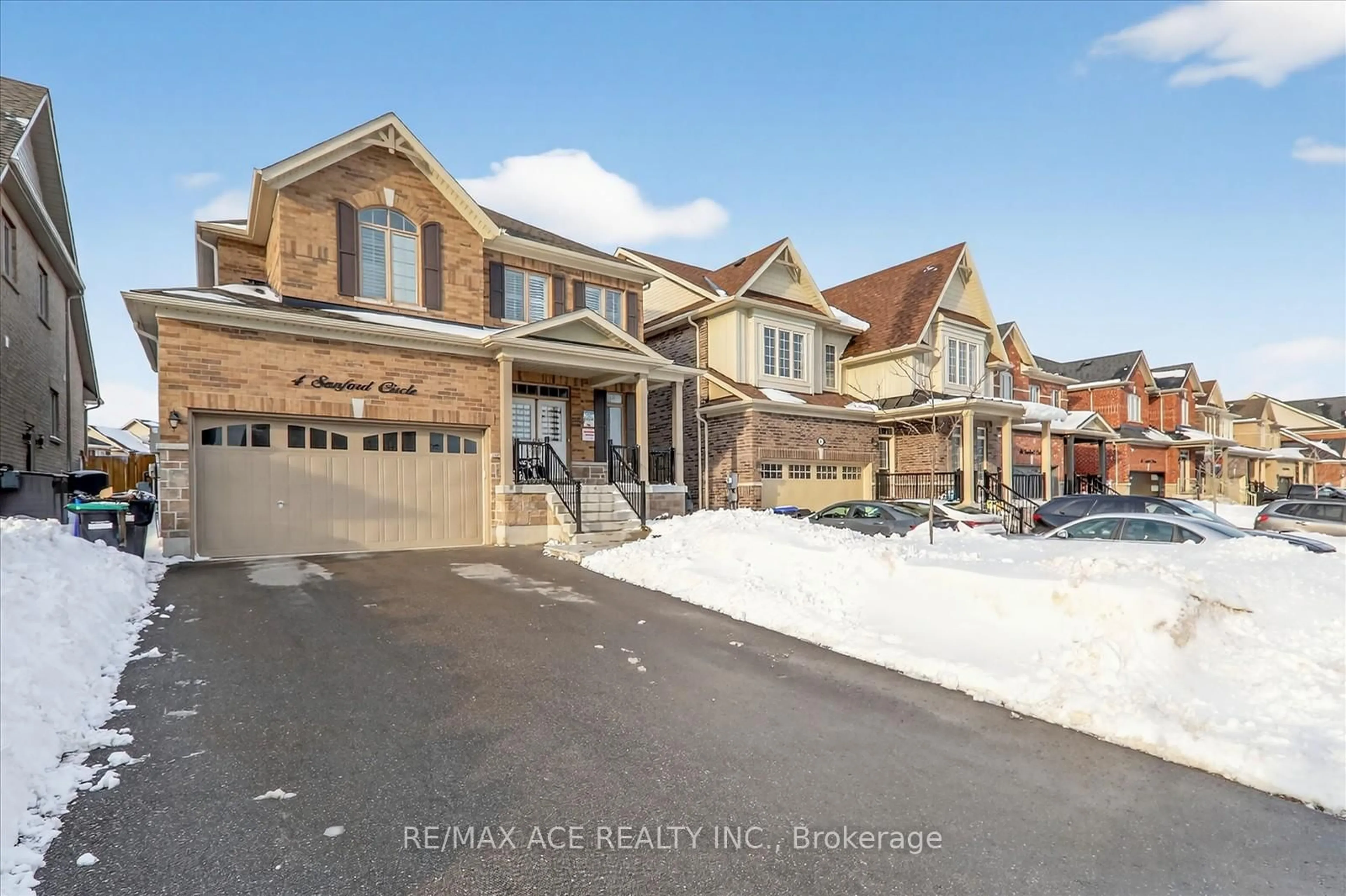 A pic from outside/outdoor area/front of a property/back of a property/a pic from drone, unknown for 4 Sanford Circ, Springwater Ontario L9X 2A8