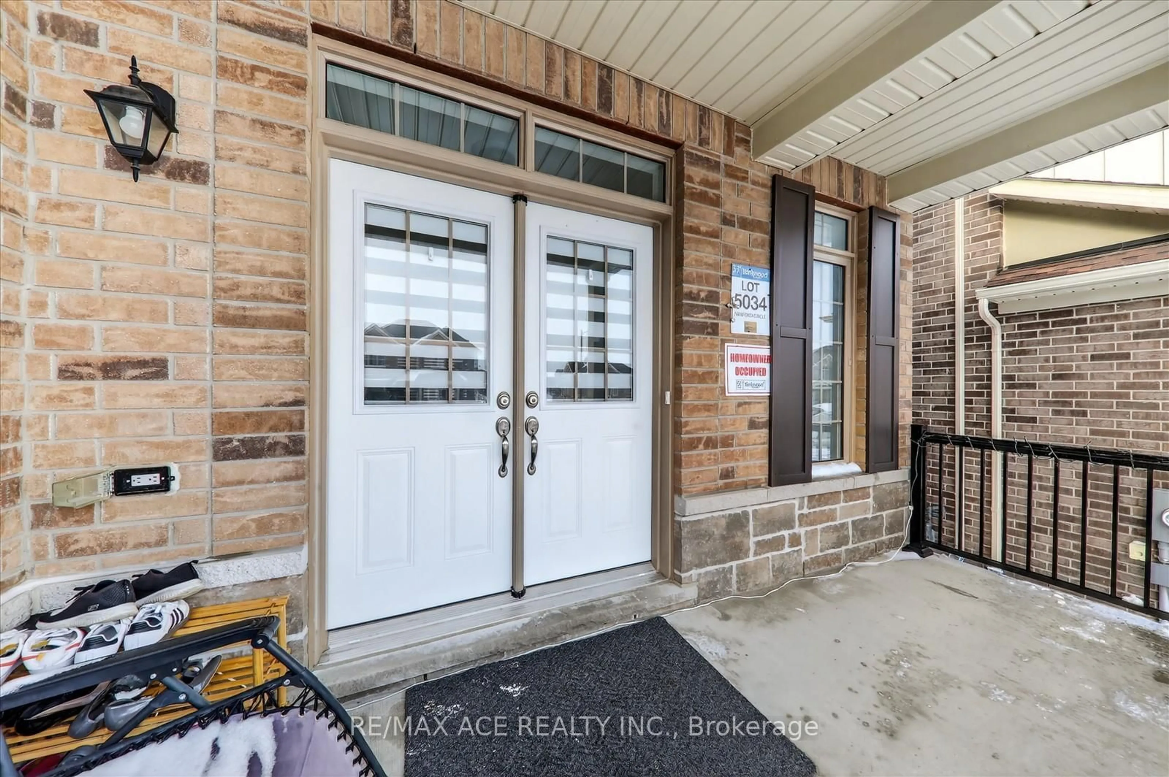 Indoor entryway for 4 Sanford Circ, Springwater Ontario L9X 2A8