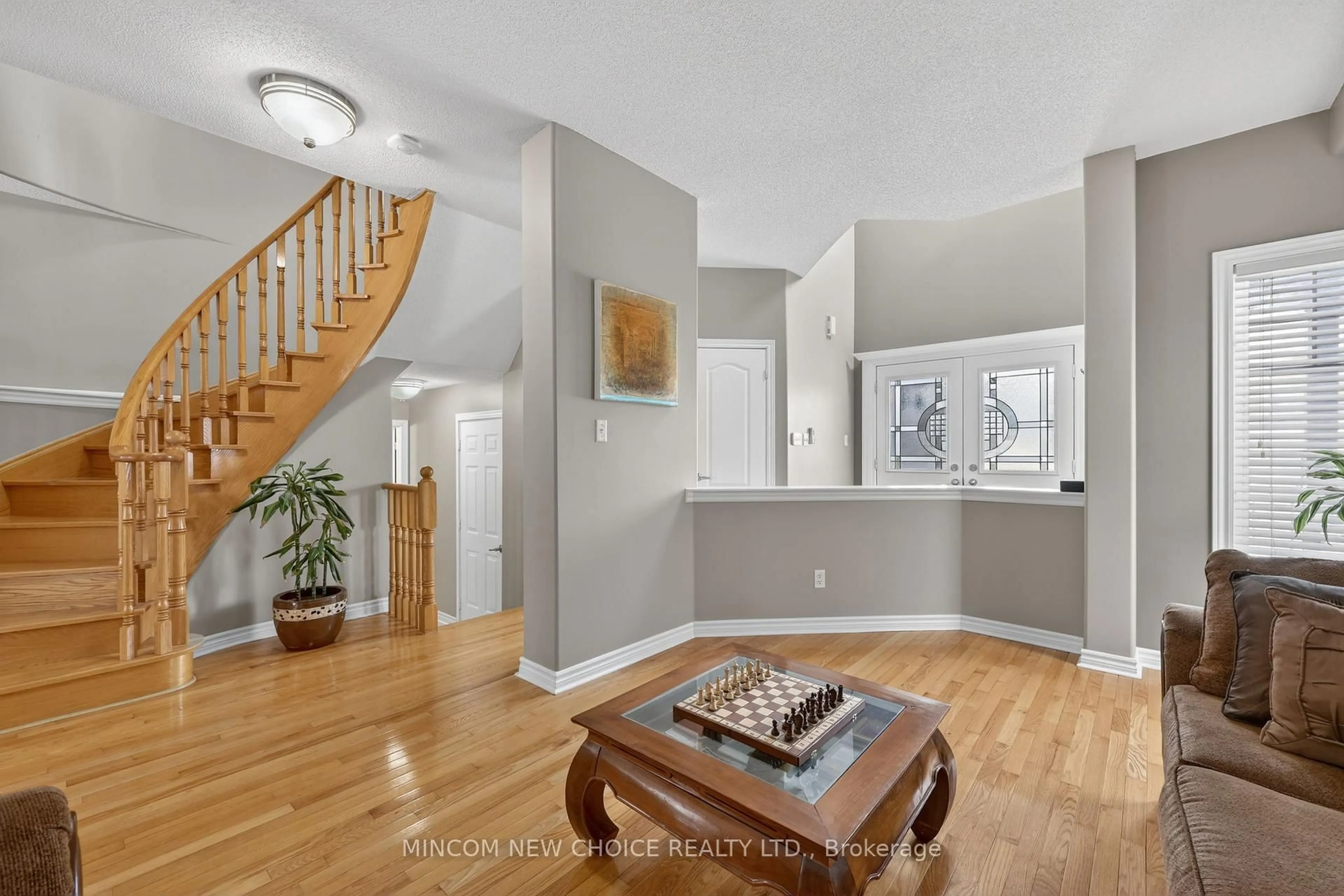 Indoor entryway for 37 Westminster Circ, Barrie Ontario L4M 0A4