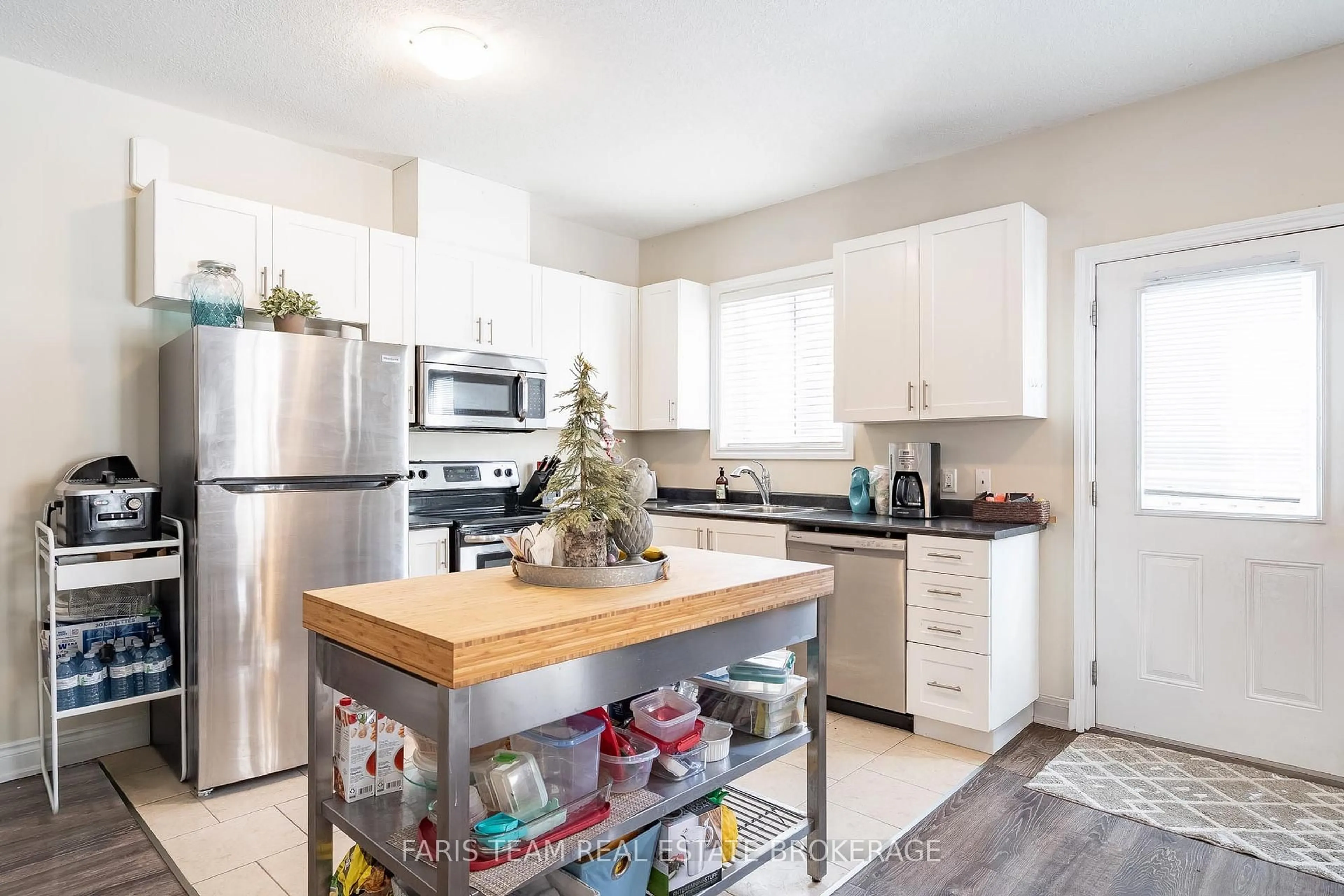 Open concept kitchen, unknown for 3114 Emperor Dr, Orillia Ontario L3V 0G4