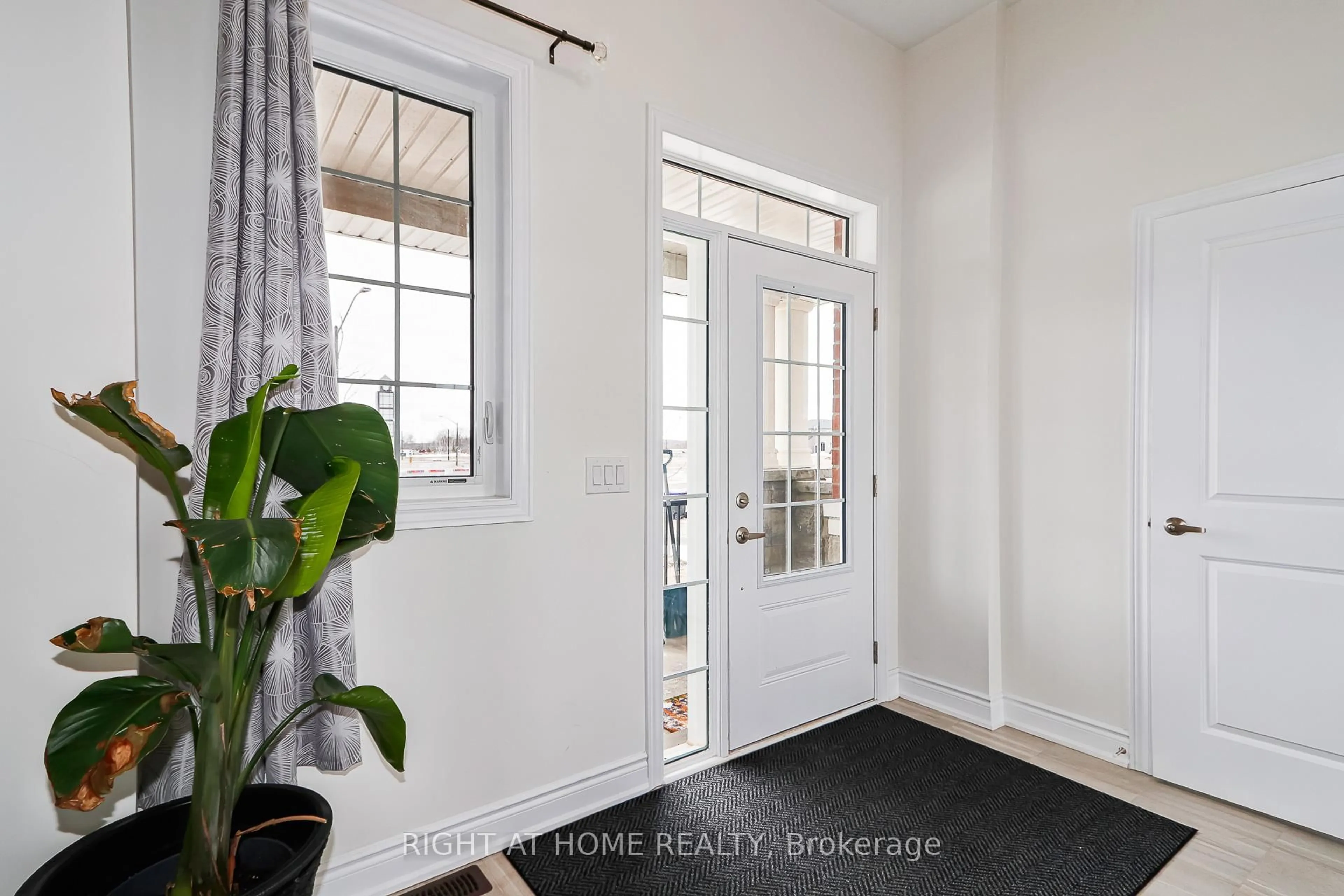 Indoor entryway for 9 Mission St, Wasaga Beach Ontario L9Z 0L8