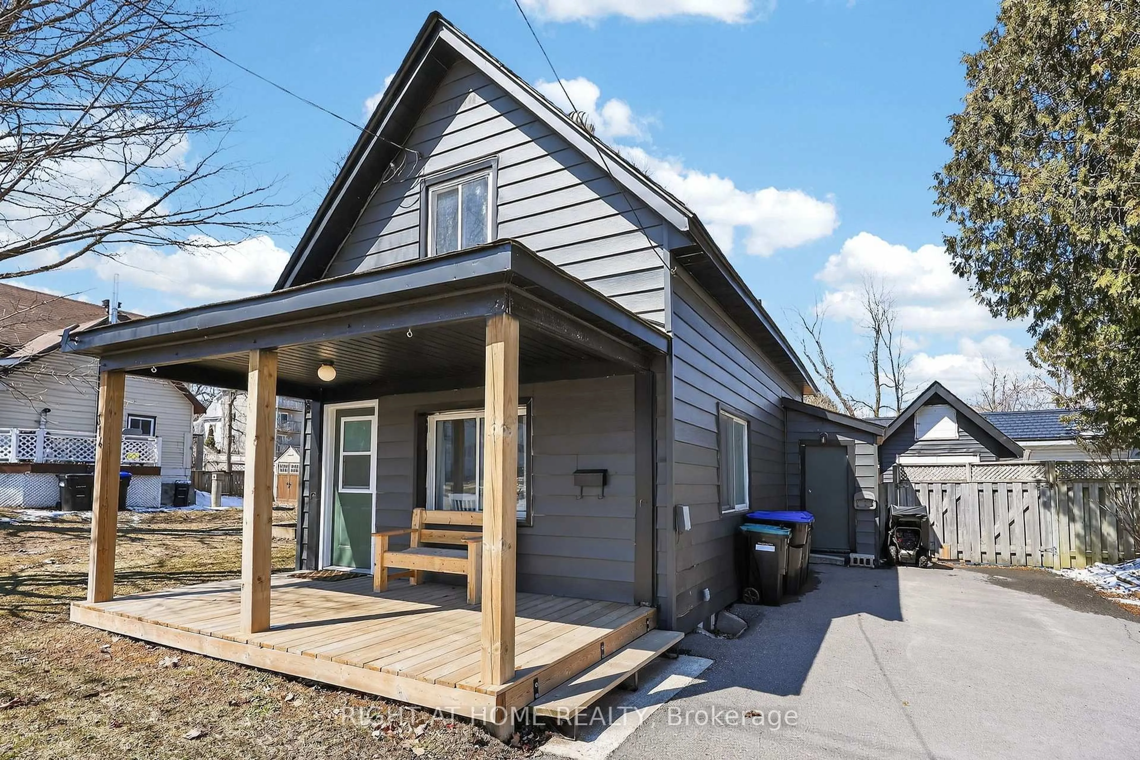 Home with vinyl exterior material, street for 314 Bay St, Midland Ontario L4R 1J9