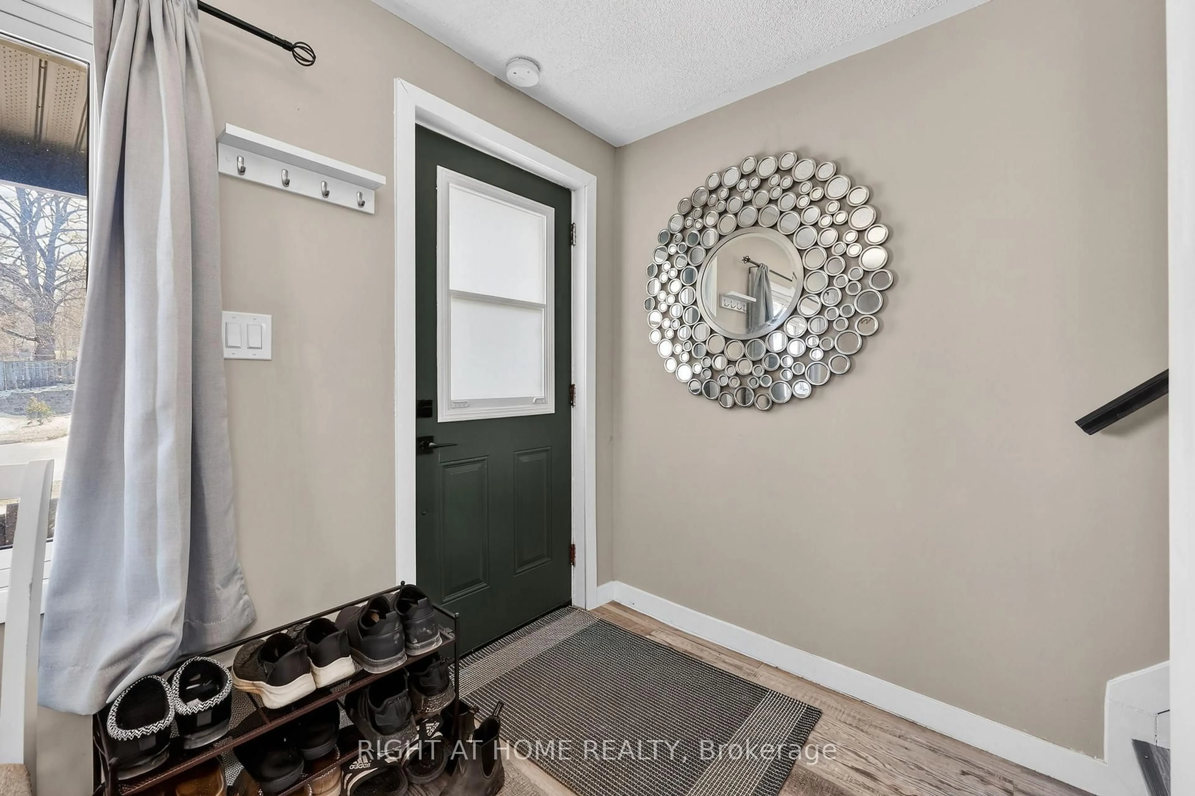 Indoor entryway for 314 Bay St, Midland Ontario L4R 1J9