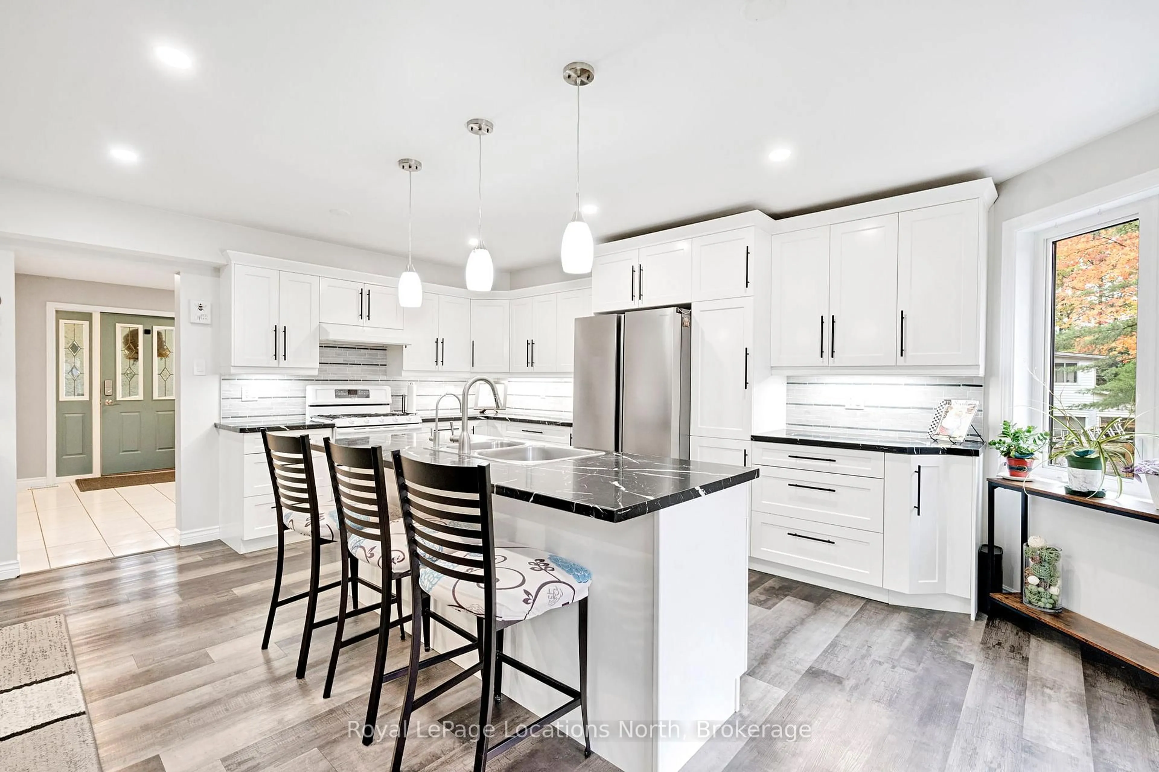 Open concept kitchen, unknown for 266 45th St, Wasaga Beach Ontario L9Z 1R3