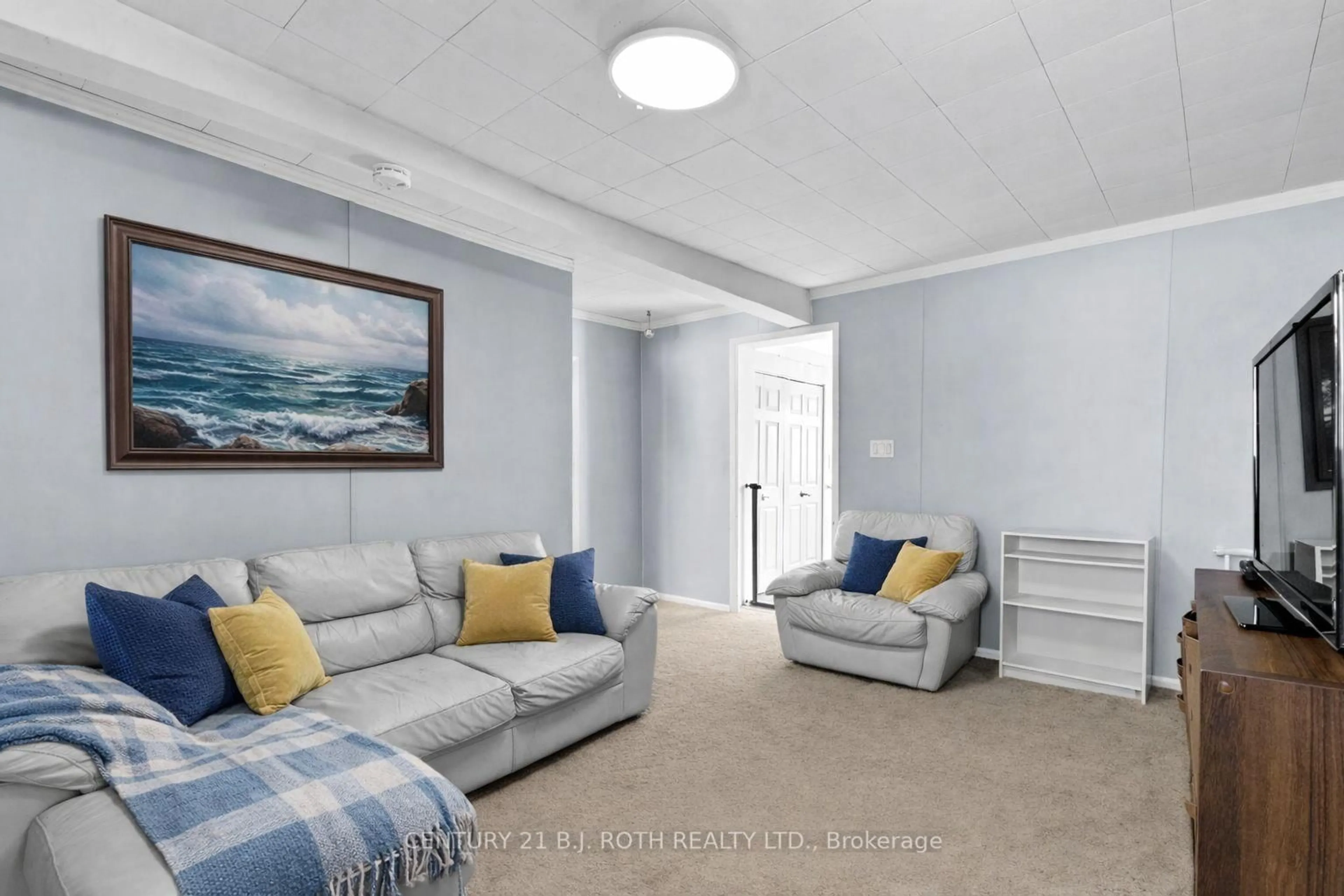 Living room with furniture, carpet floor for 1006 FLOS 4 Rd, Springwater Ontario L0L 2K0